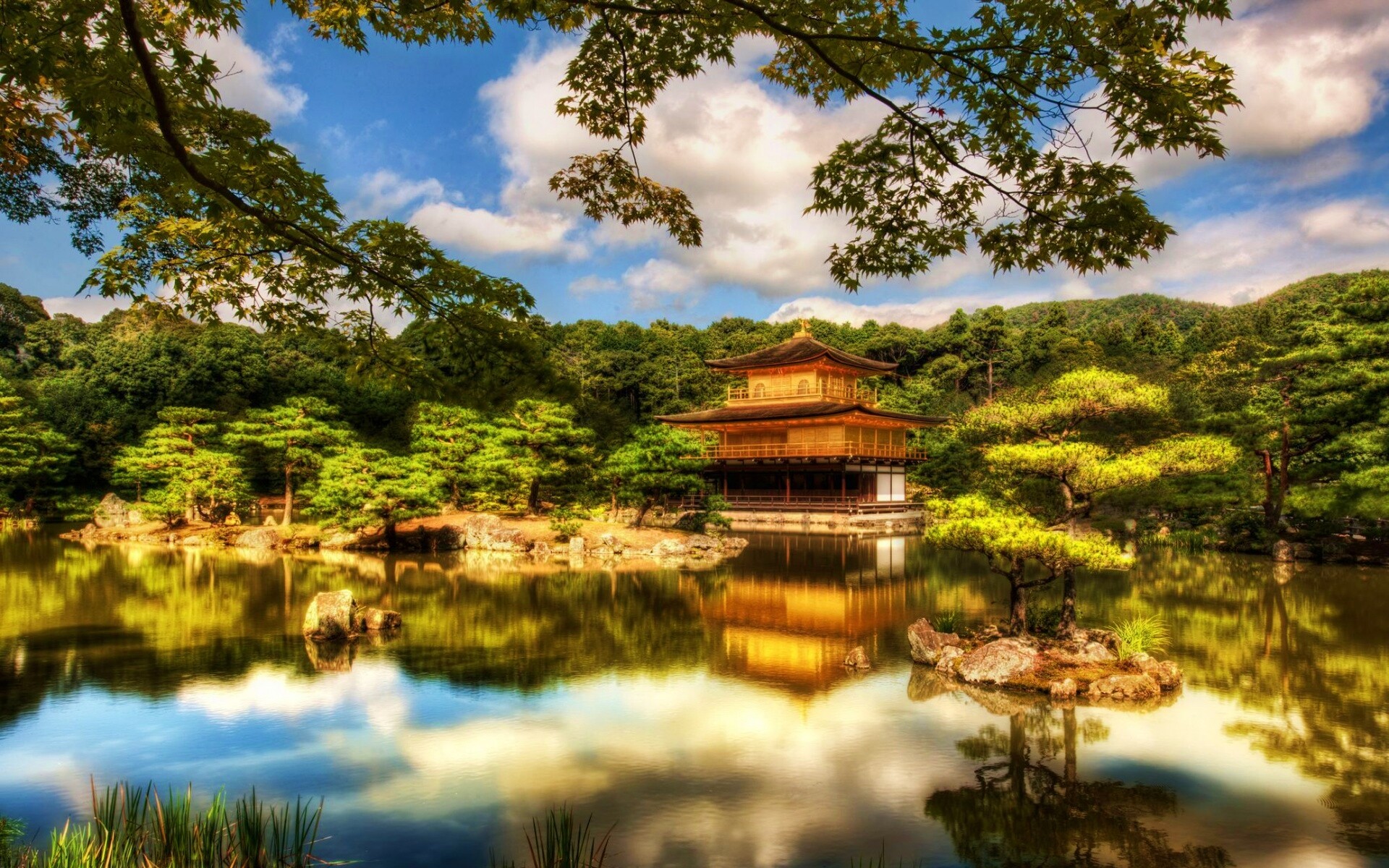Японский домик на берегу озера обои