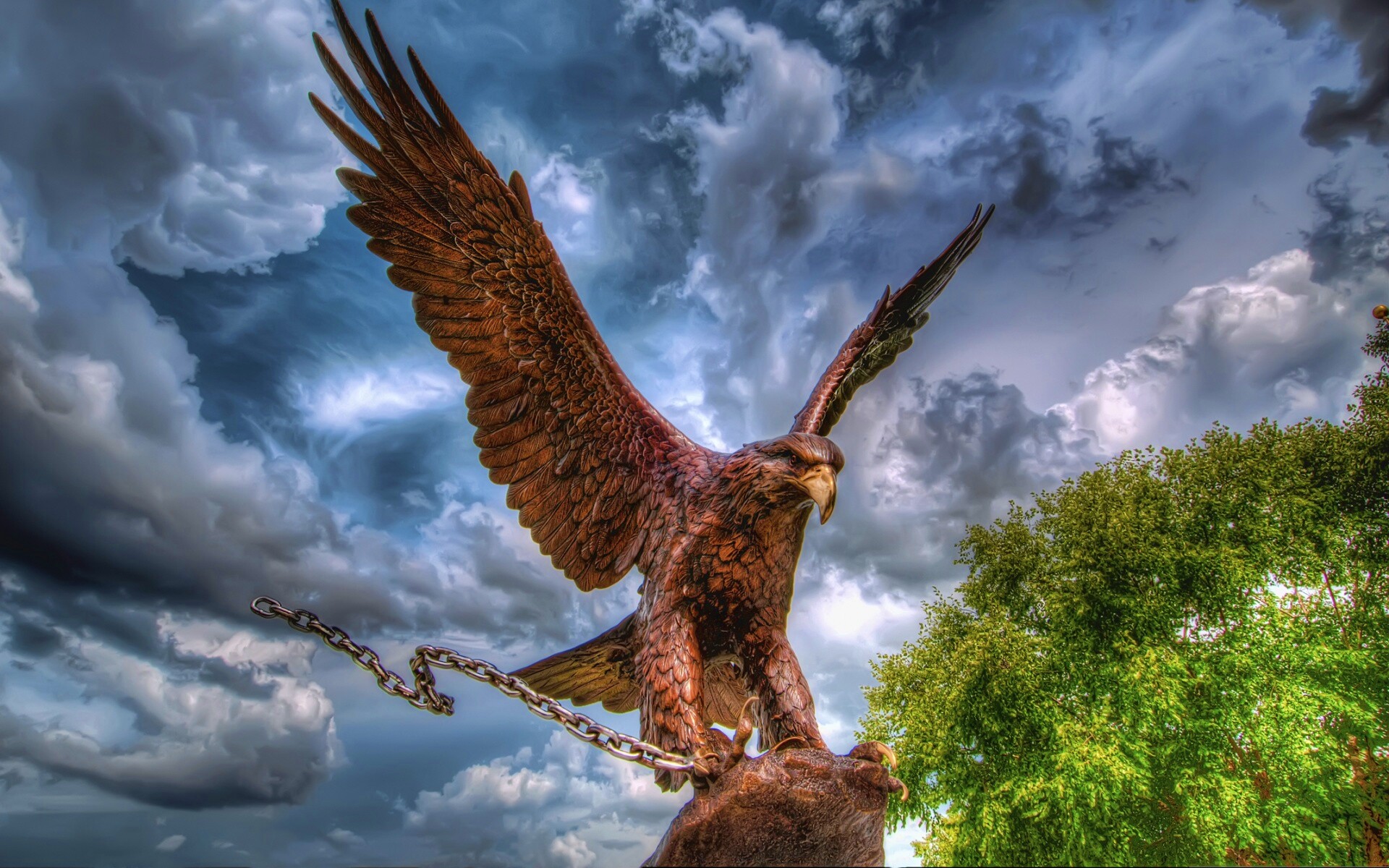 Скульптура орла с цепью в когтях обои