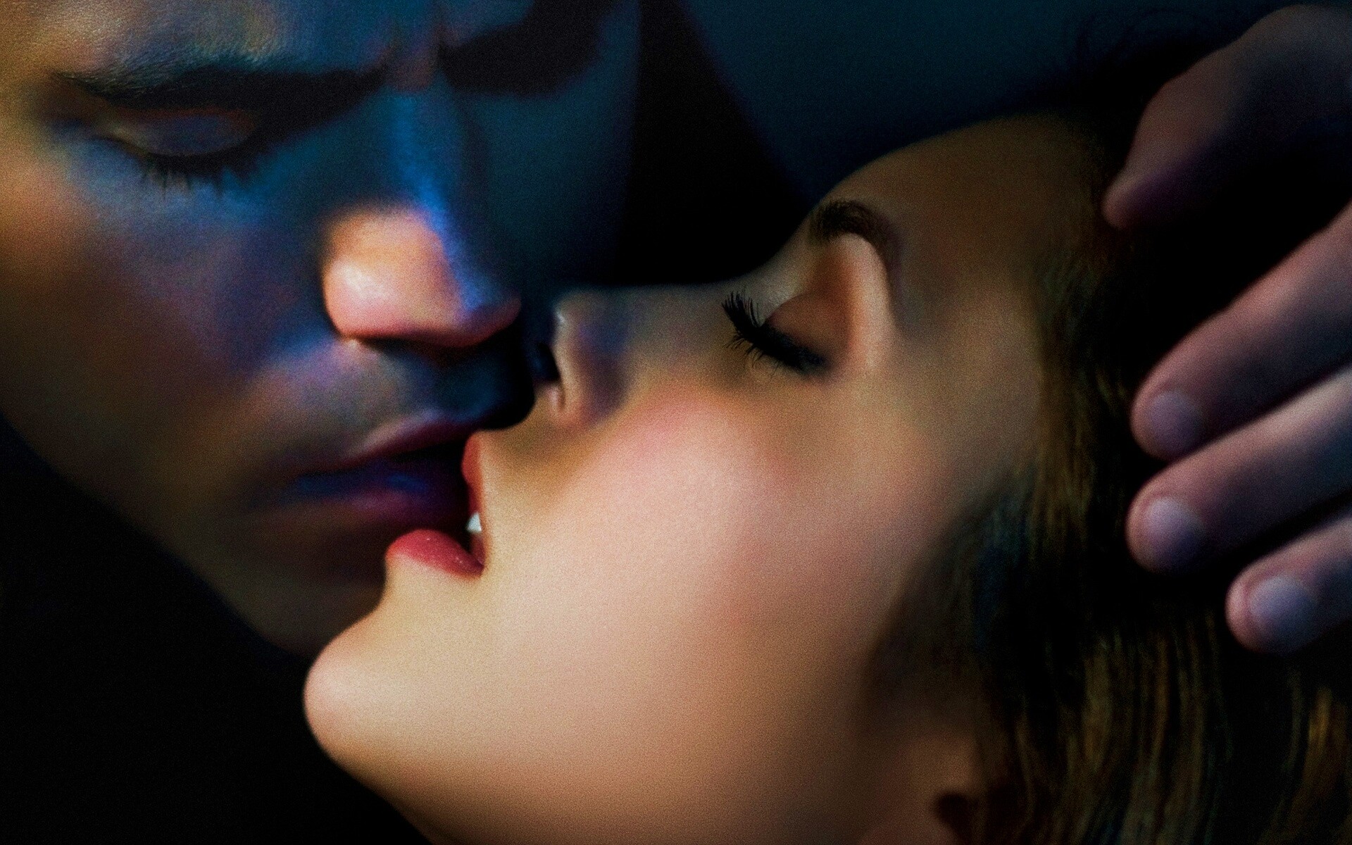 Поцелуй из Дневников Вампира обои