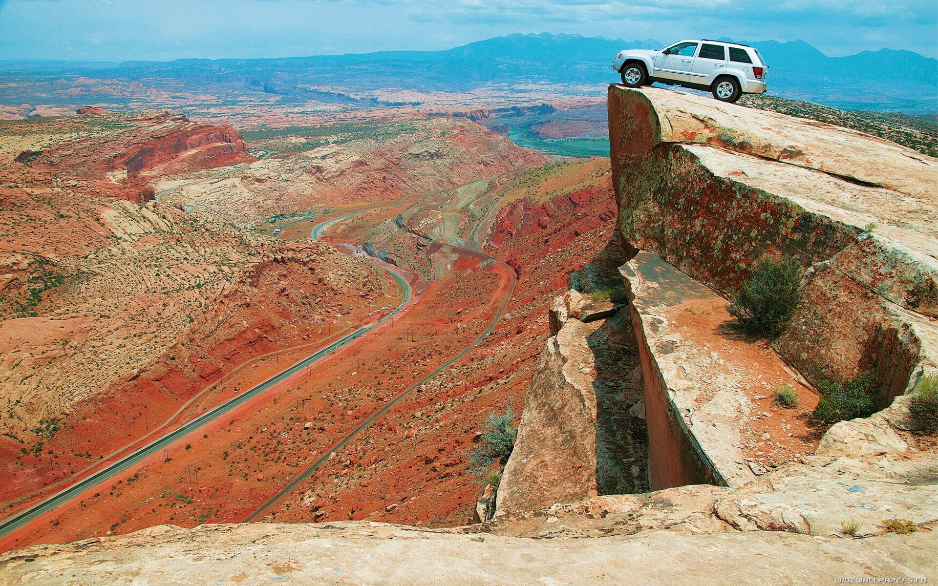 Внедорожник в горах обои
