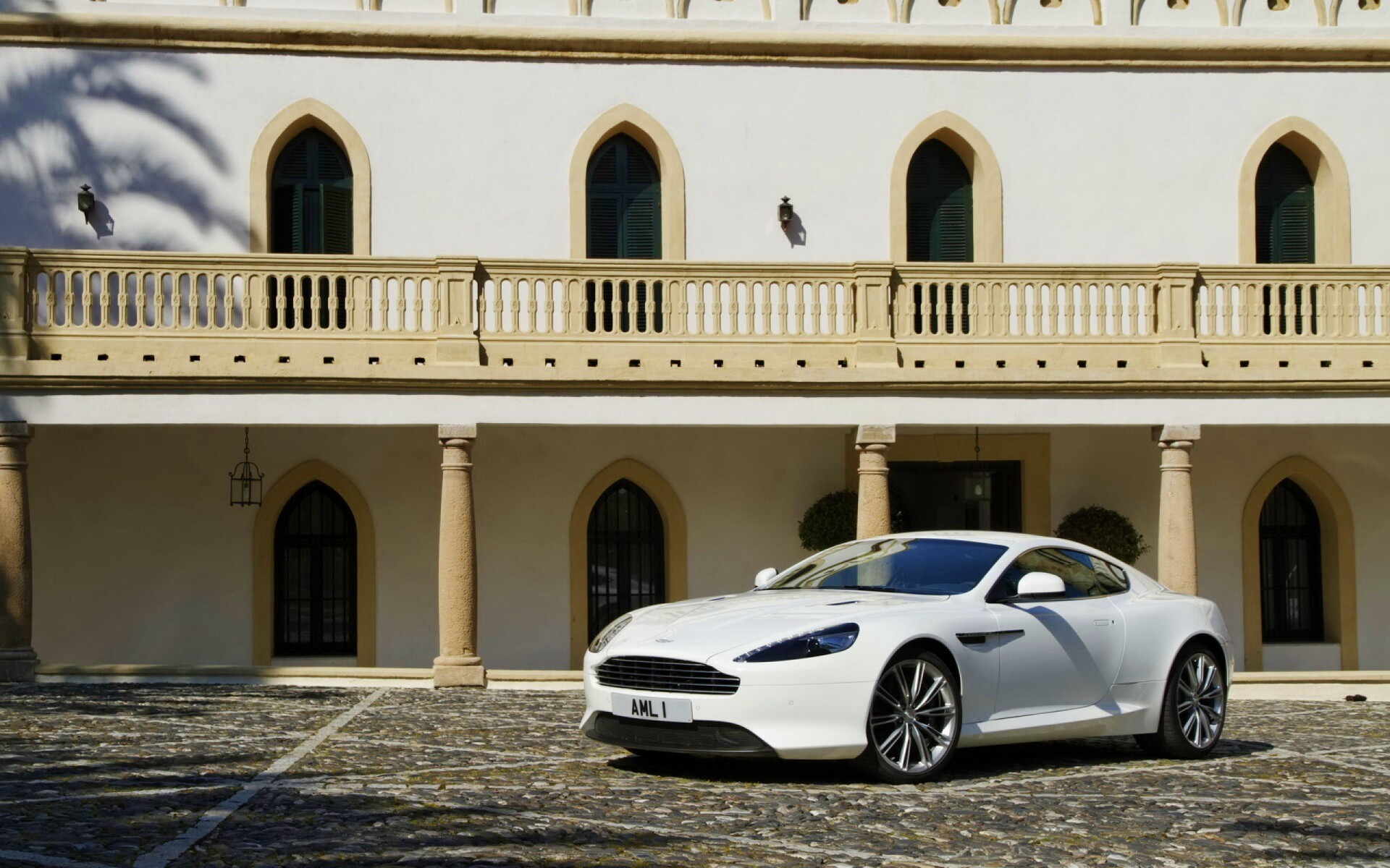 Астон Мартин в дворике дома обои