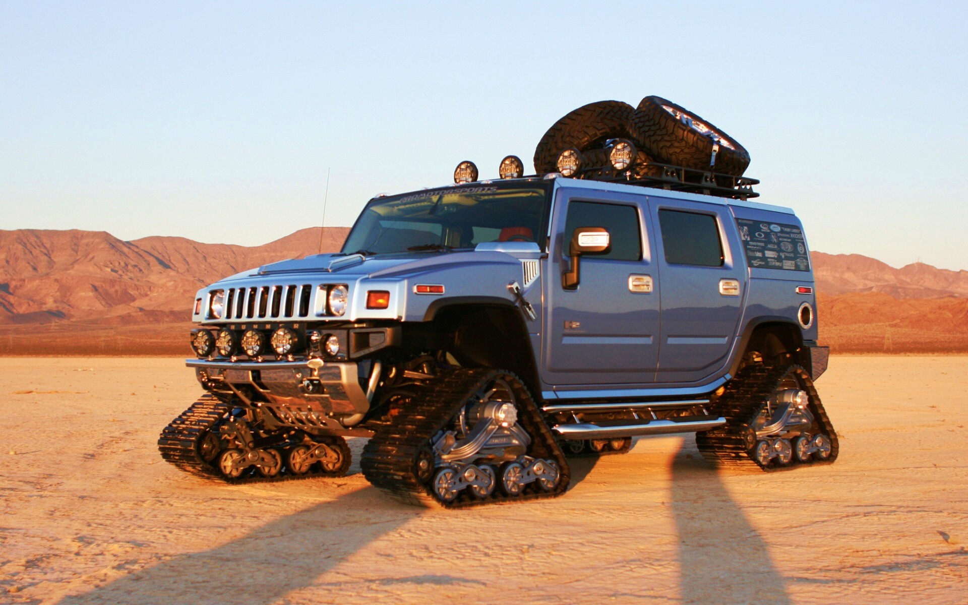 Hammer на гусеницах обои