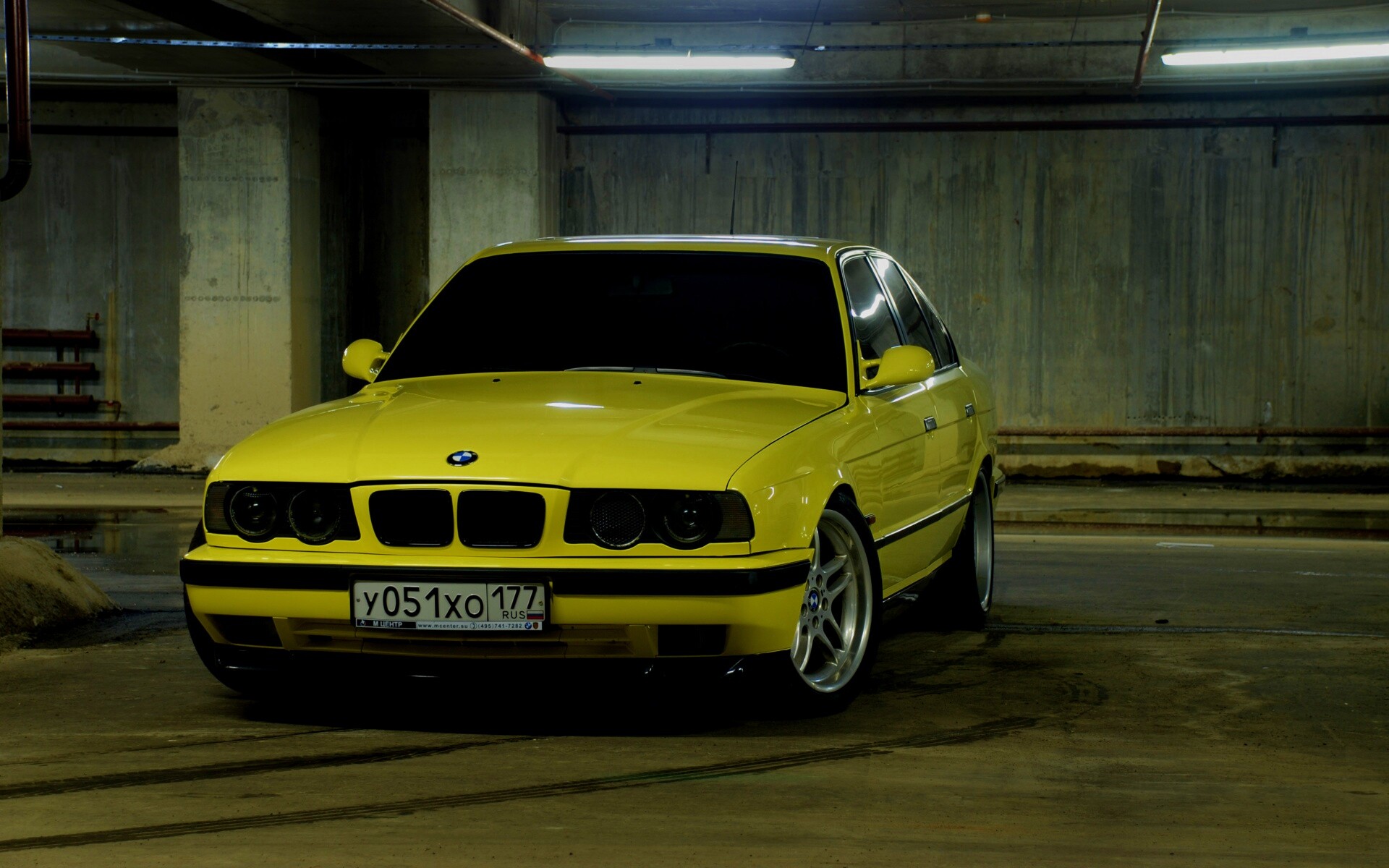 BMW M5 на стоянке обои