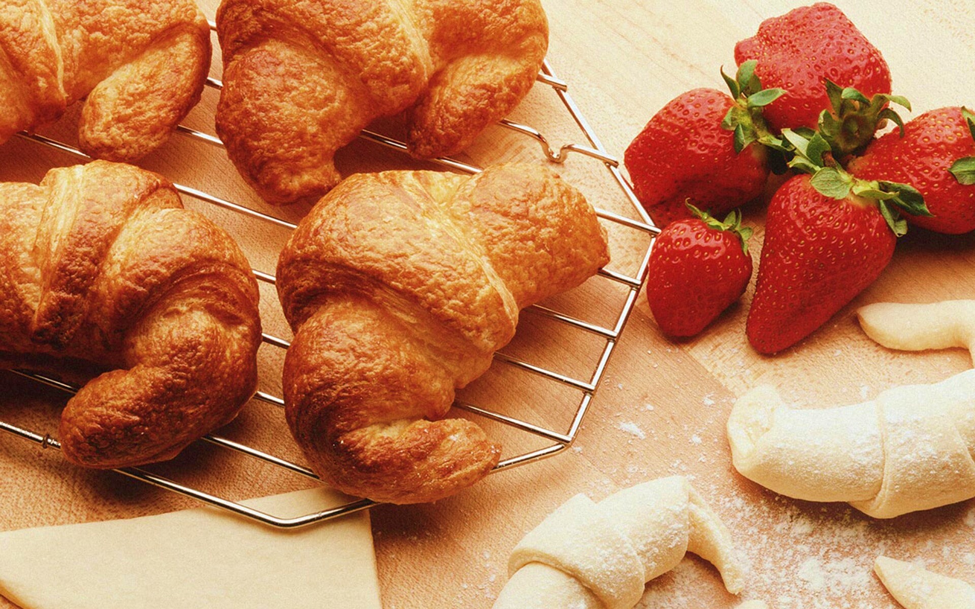 Круассаны с клубникой обои