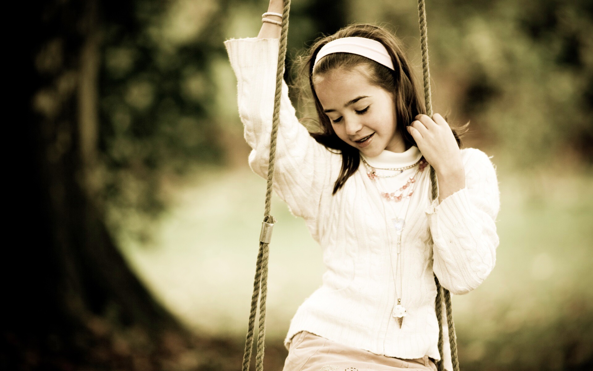Девочка на качелях обои
