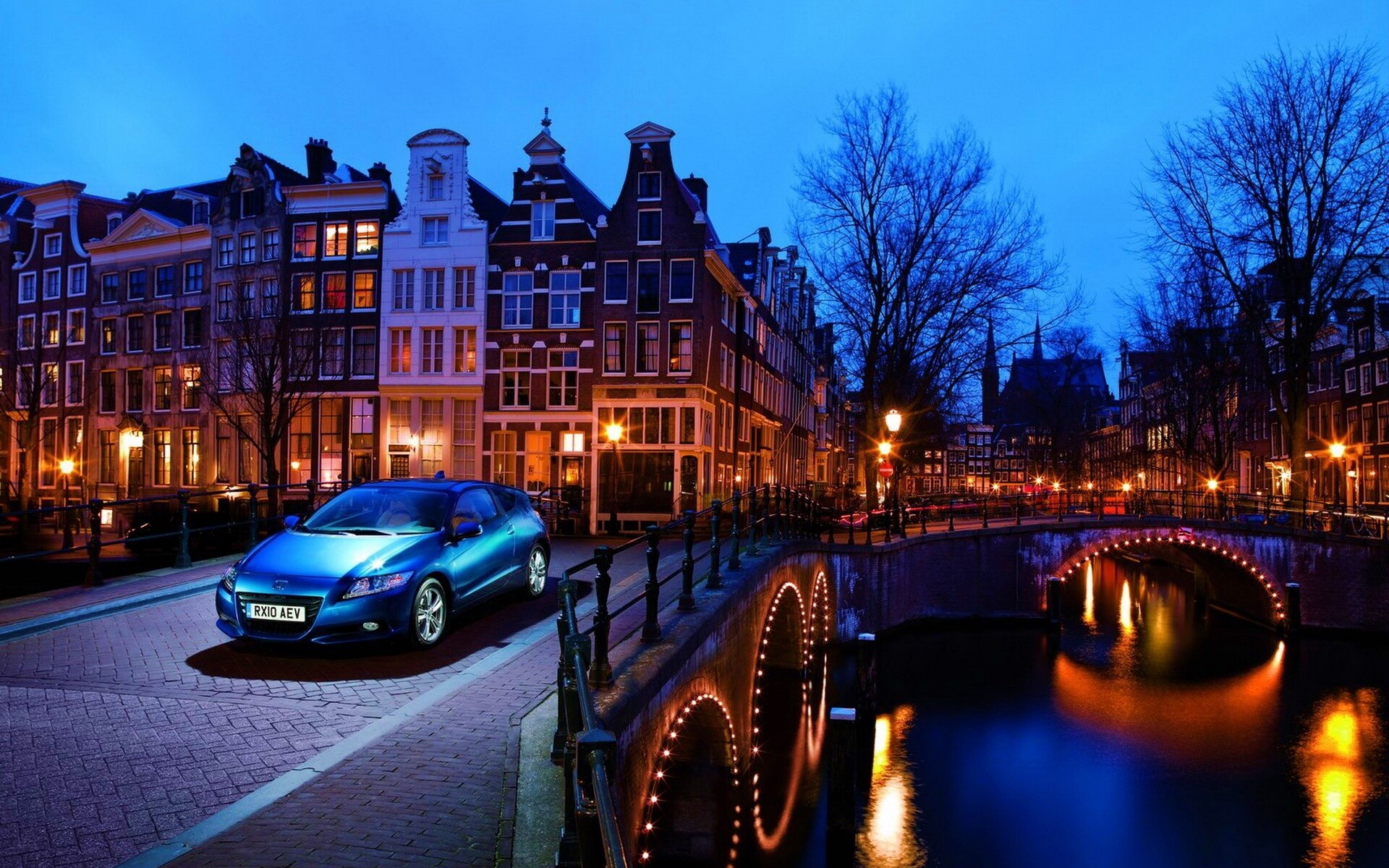 Автомобиль на мосту в свете фонаря обои