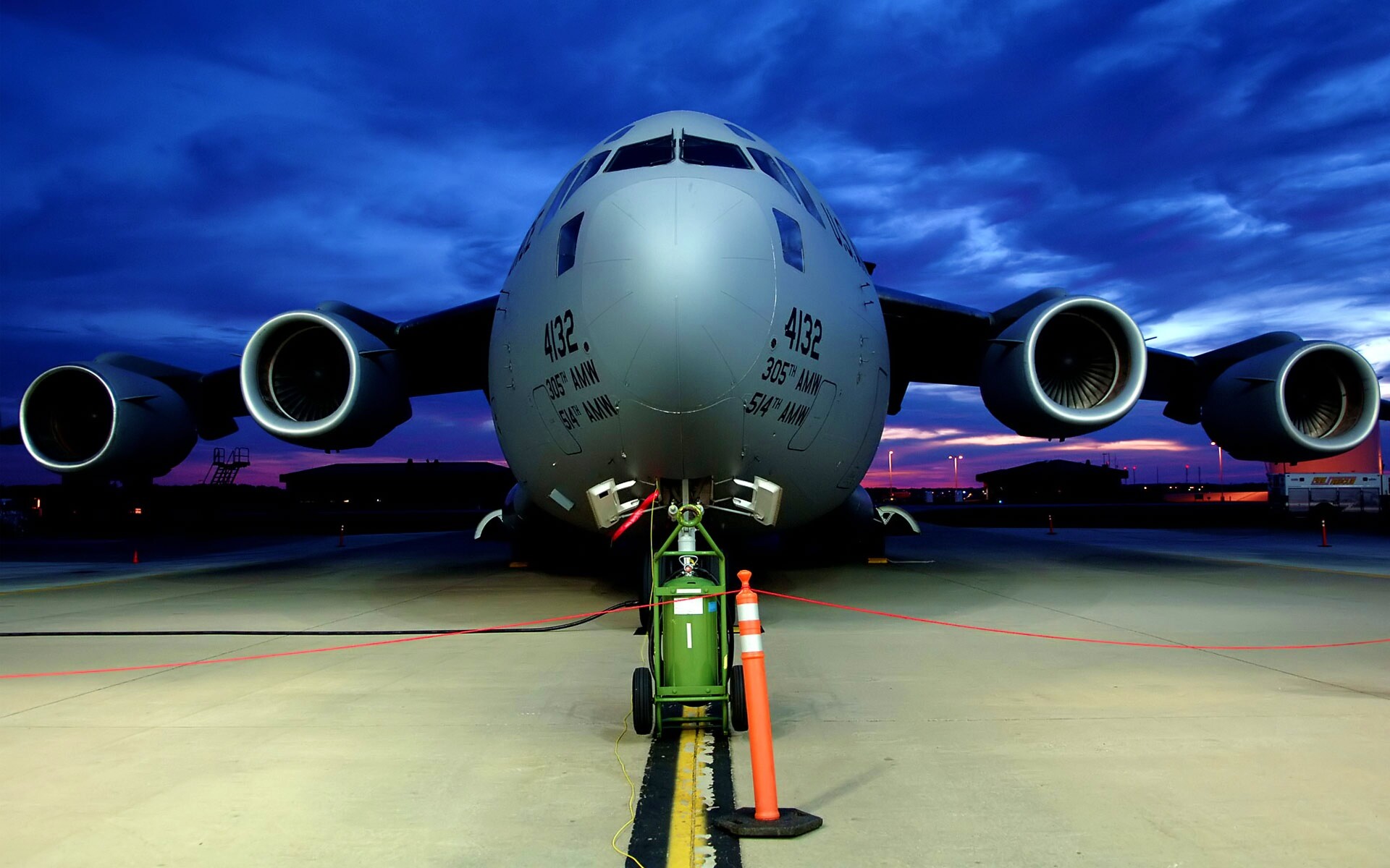 Самолет на взлетной полосе обои