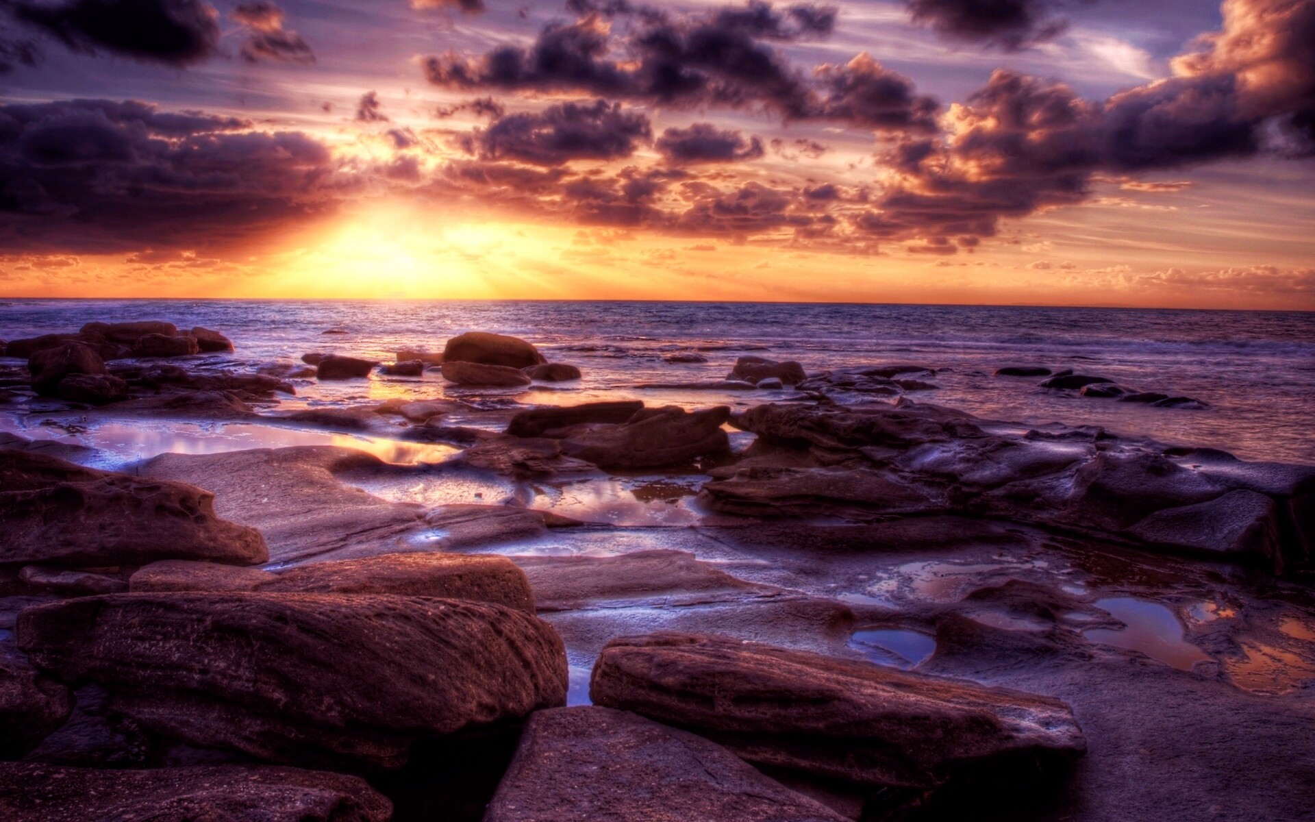 Каменистый берег на закате обои