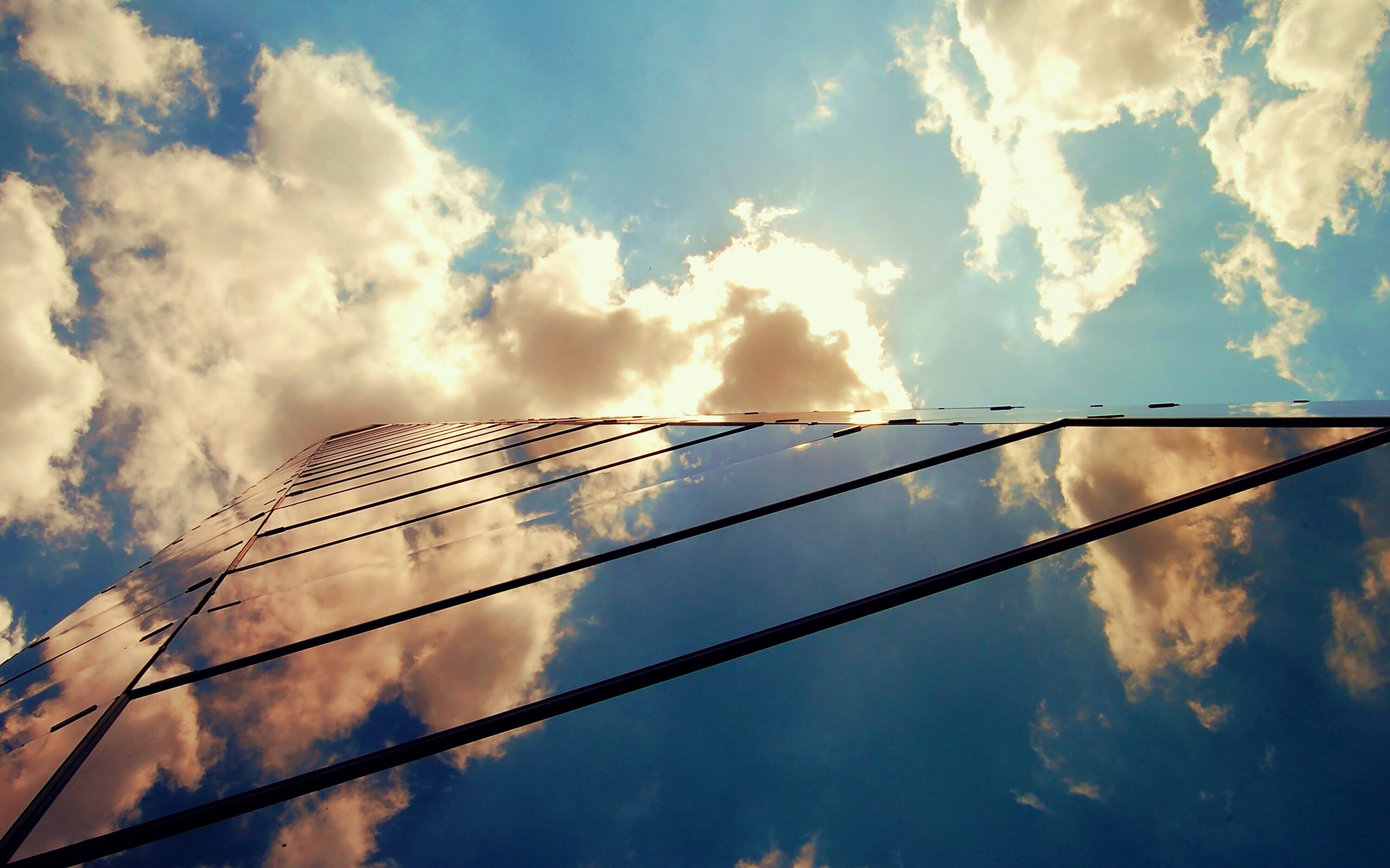 Стеклянный небоскреб уходящий в небо обои