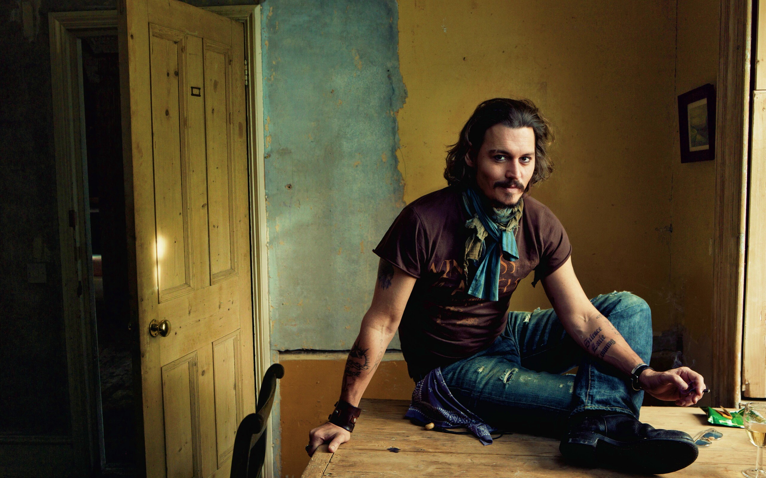 Джонни Депп на столе обои