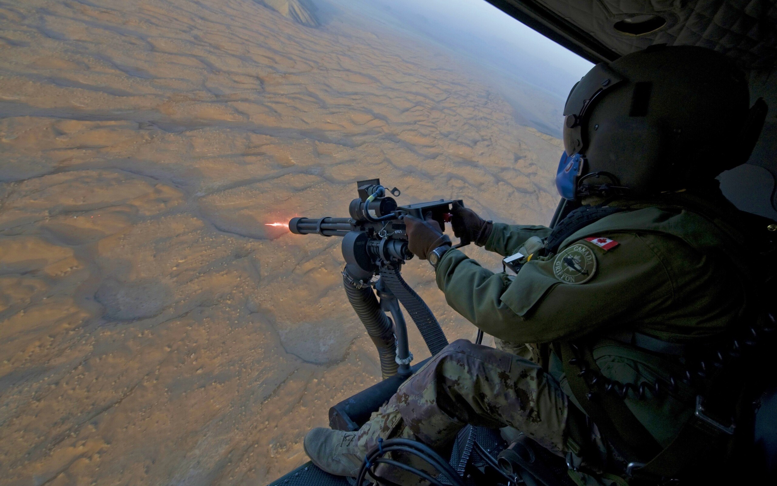 Обстрел с борта вертолета обои