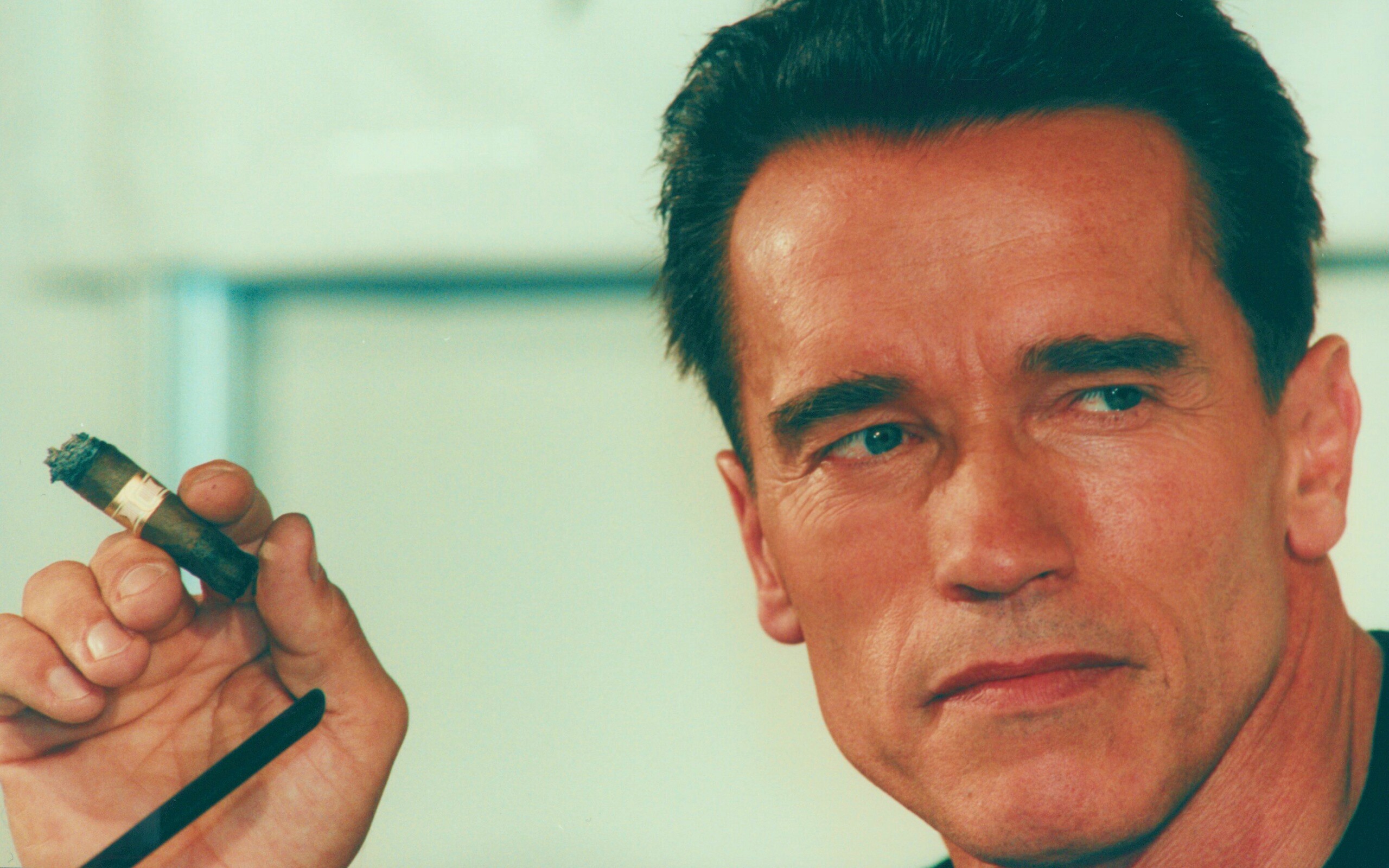 Арнольд Шварцнеггер с сигарой обои