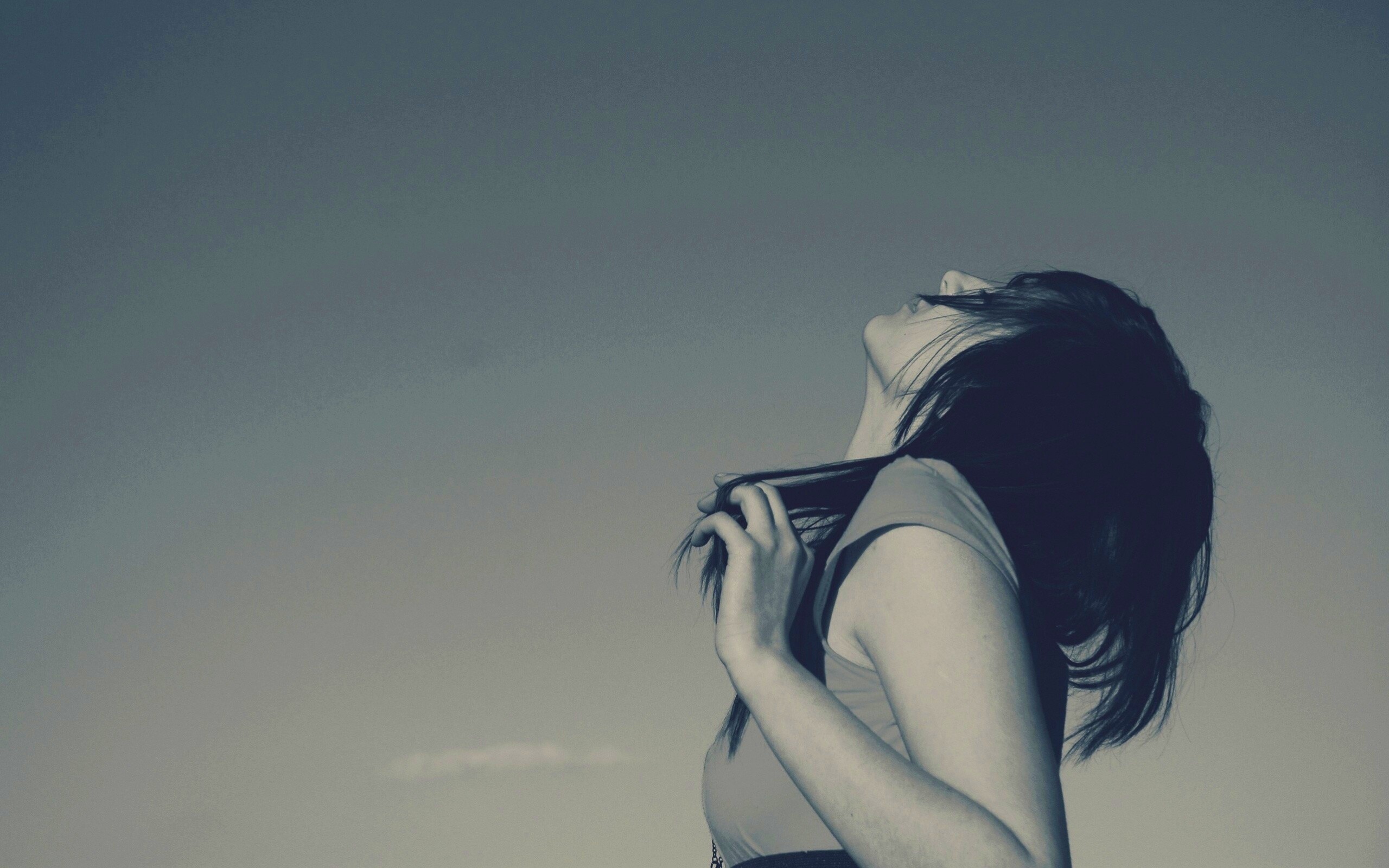 Взгляд брюнетки в небо обои