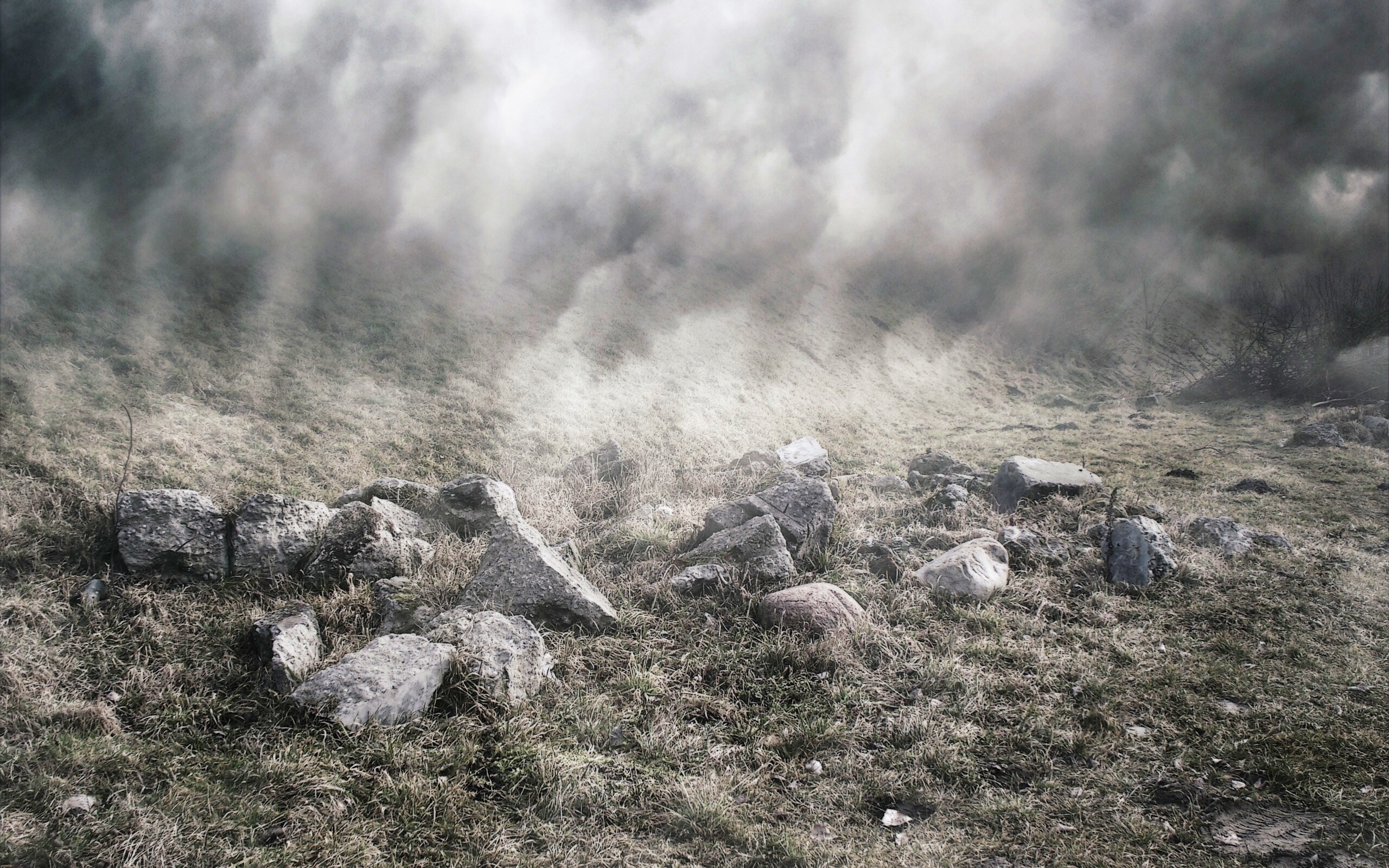 Камни под туманом обои