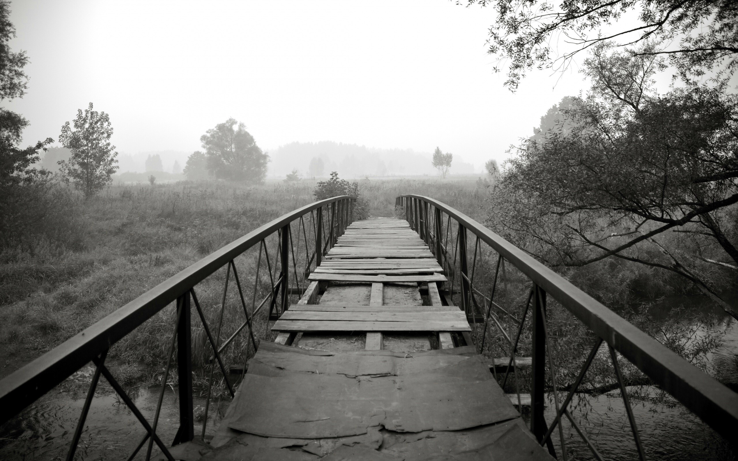 Старый мост на черно-белом фото обои