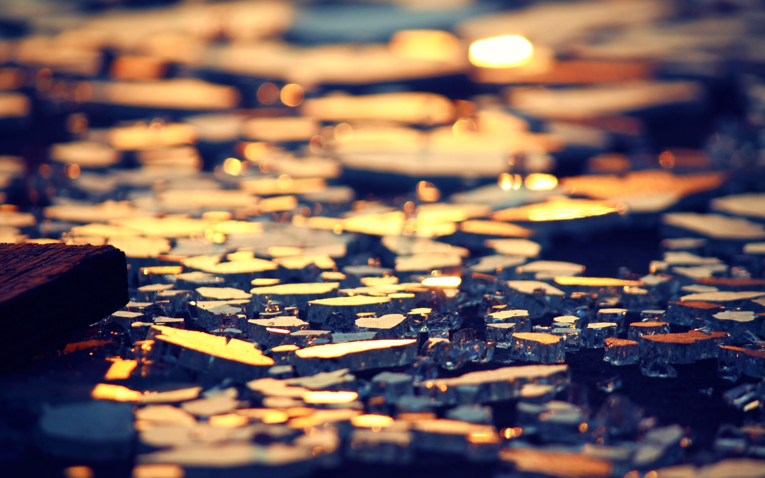 Битое стекло в лучах солнца обои