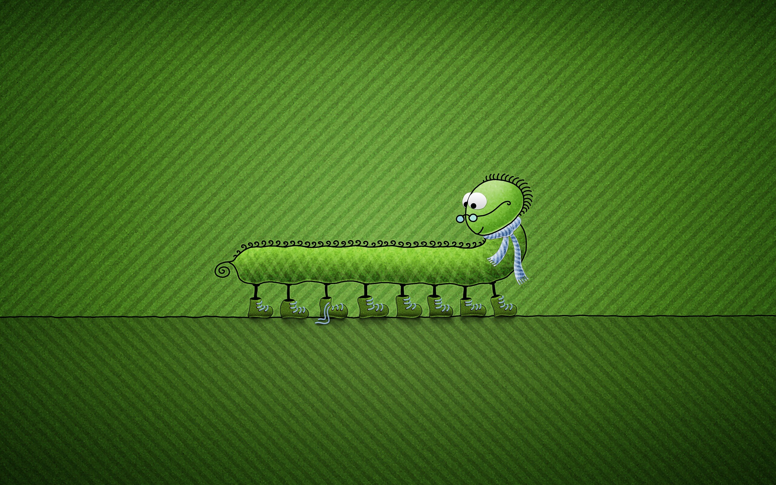 Гусеница в ботинках обои