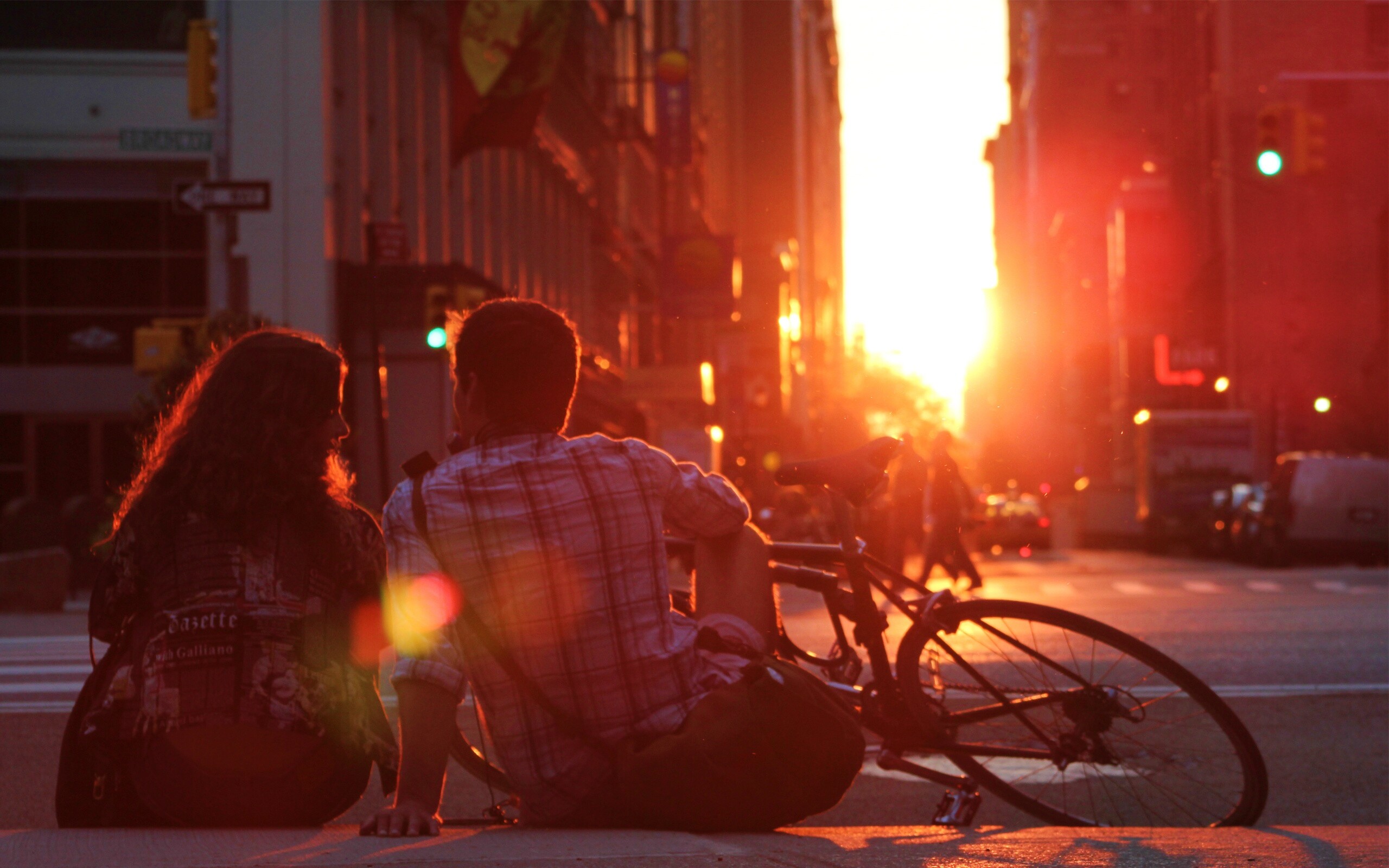 Девушка и парень с велосипедом на закате обои