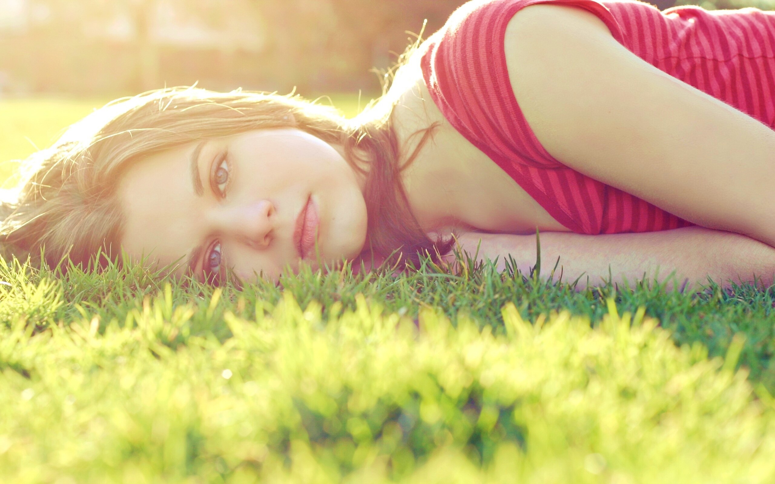 Девушка на траве обои