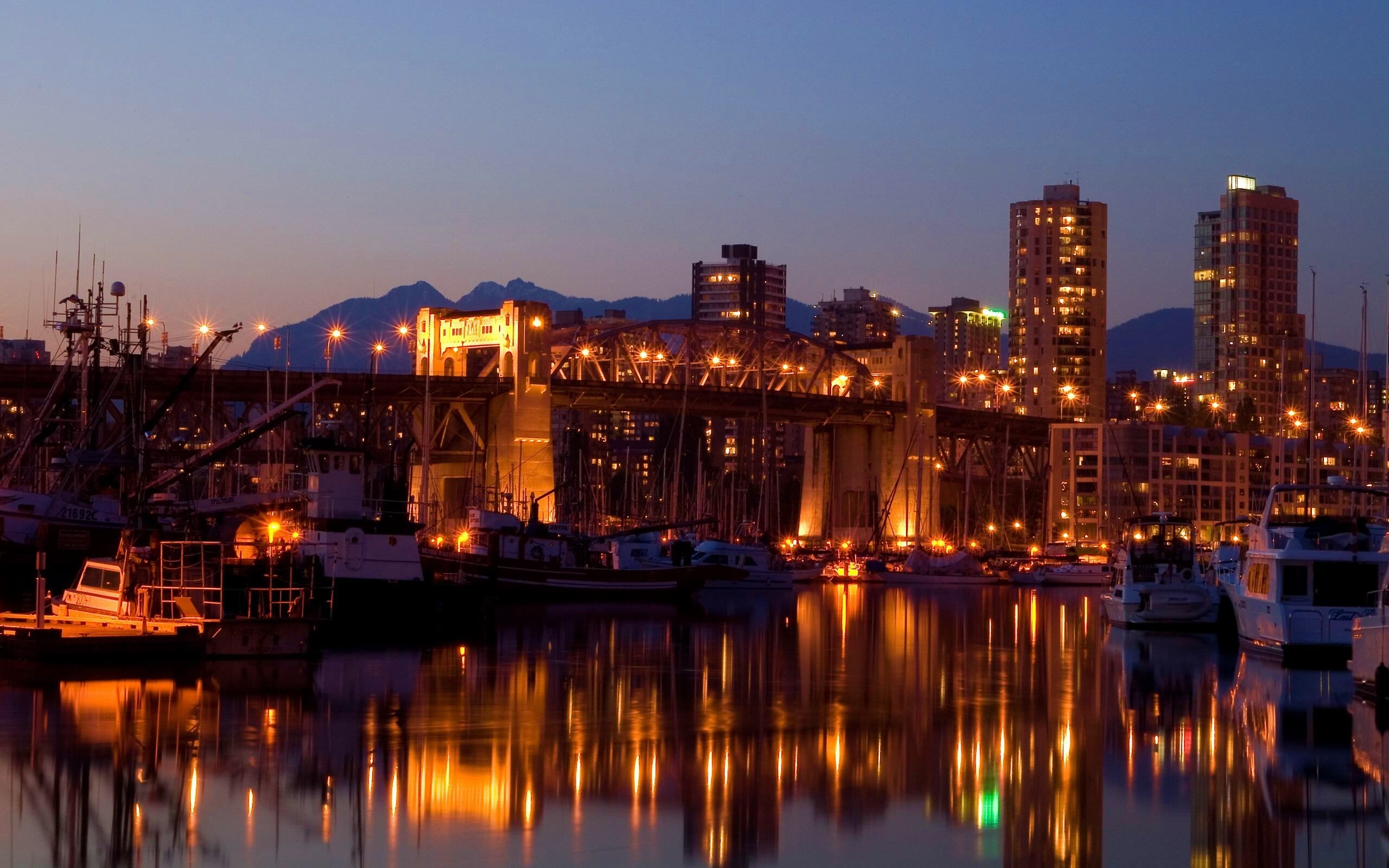 Мост и катера на закате обои