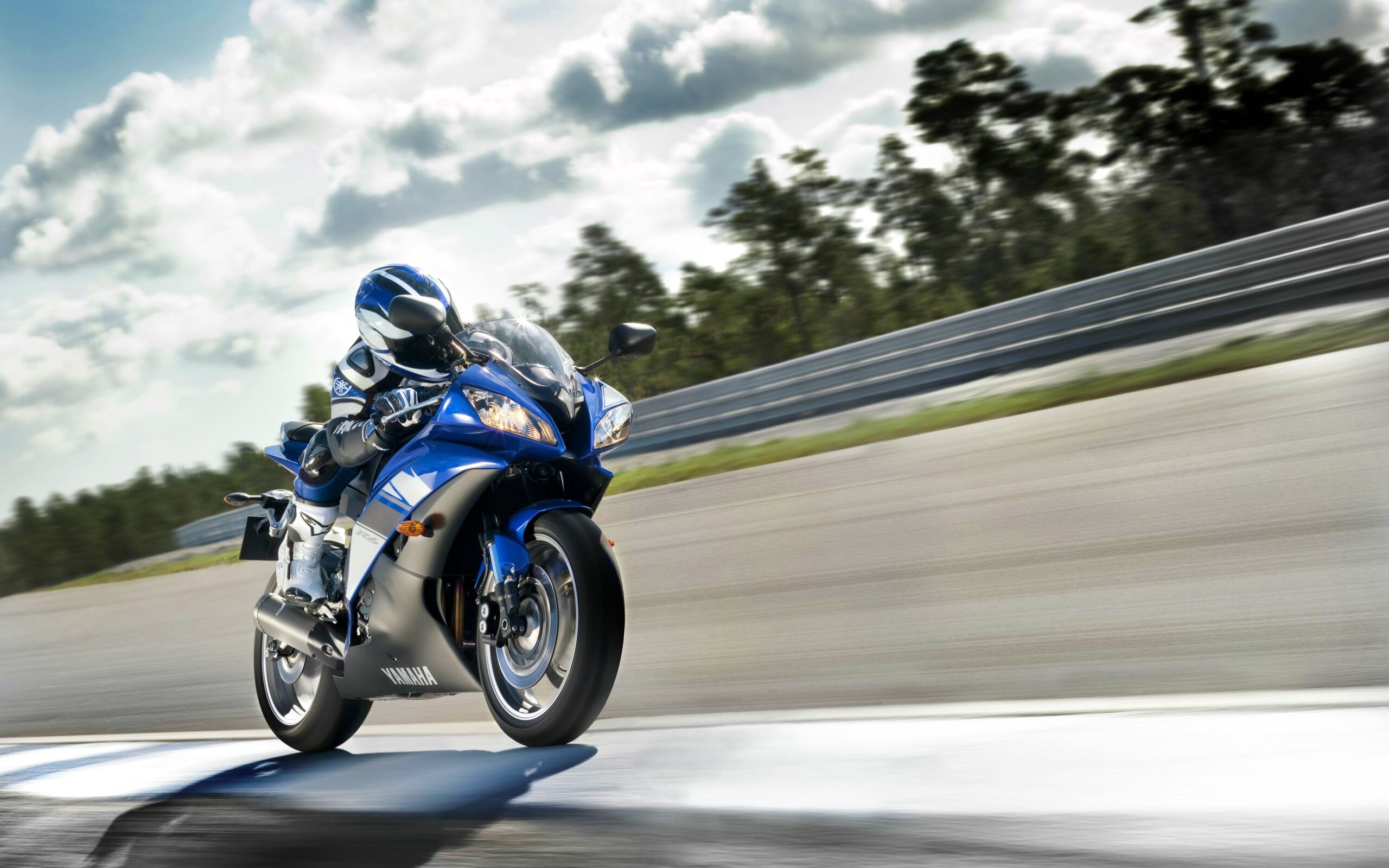 Мотоциклист на треке обои