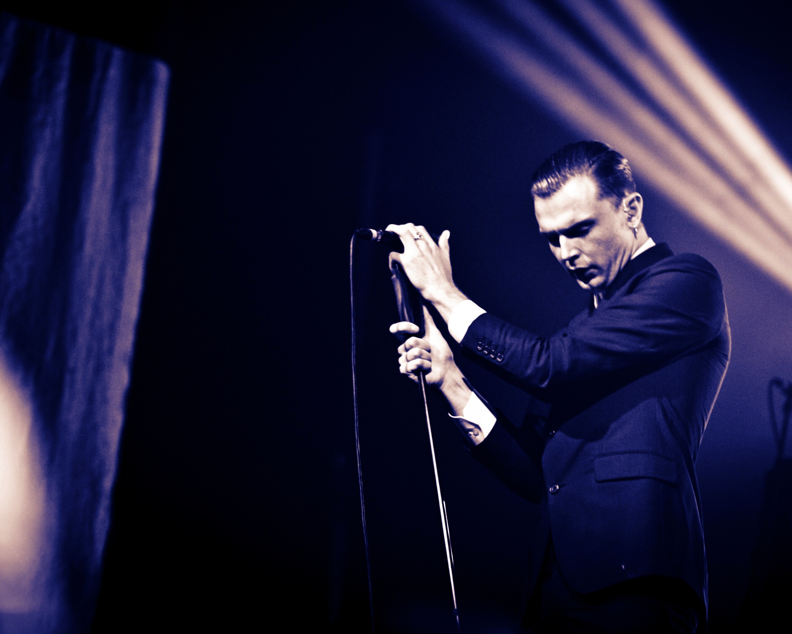 Тео Хатчкрафт на сцене обои