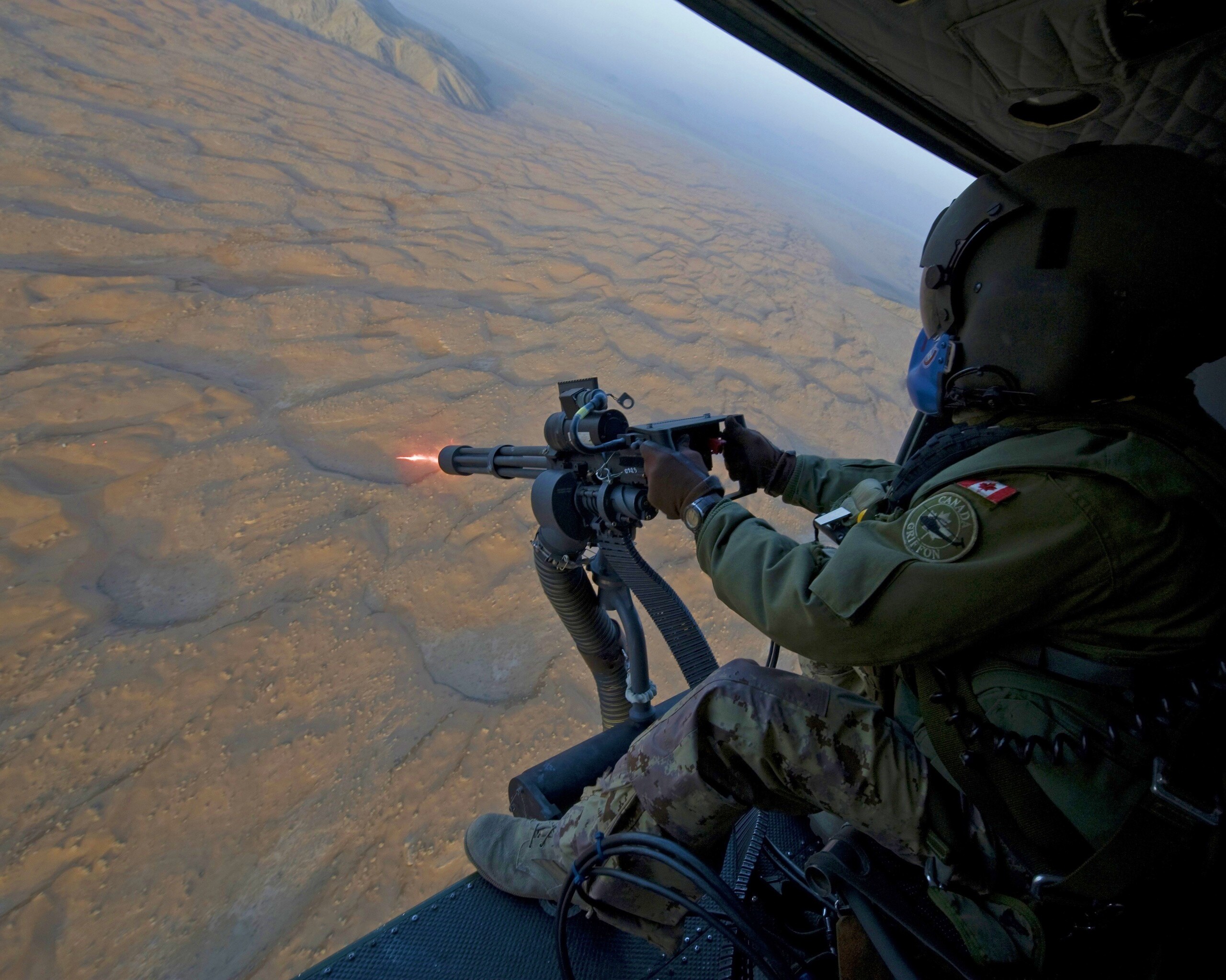 Обстрел с борта вертолета обои