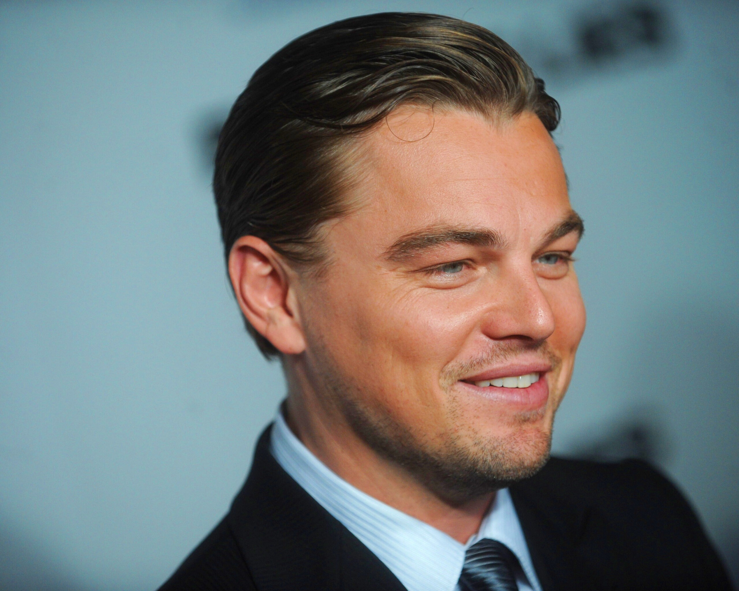 Леонардо Дикаприо в костюме обои