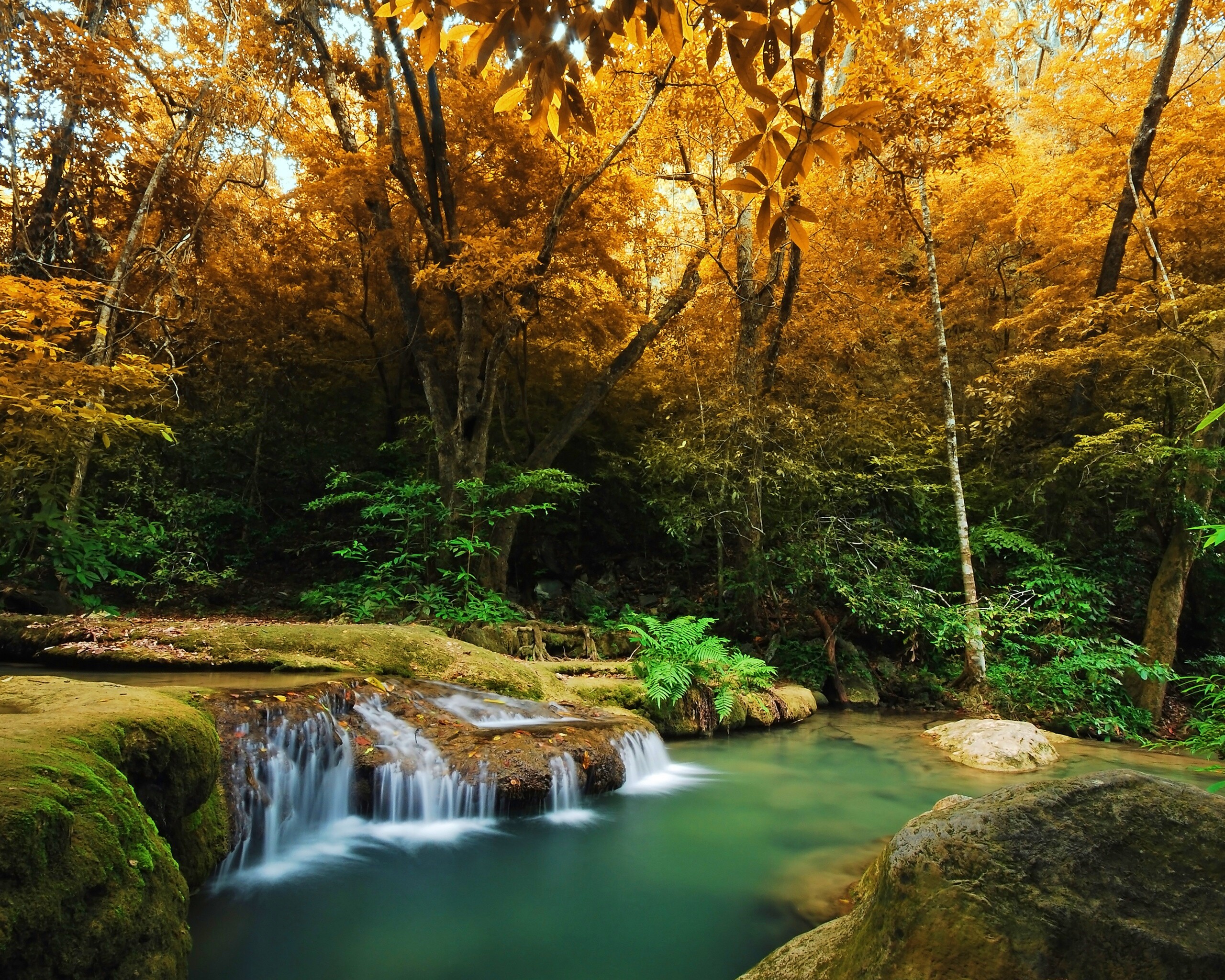 Водопадик в осеннем лесу обои