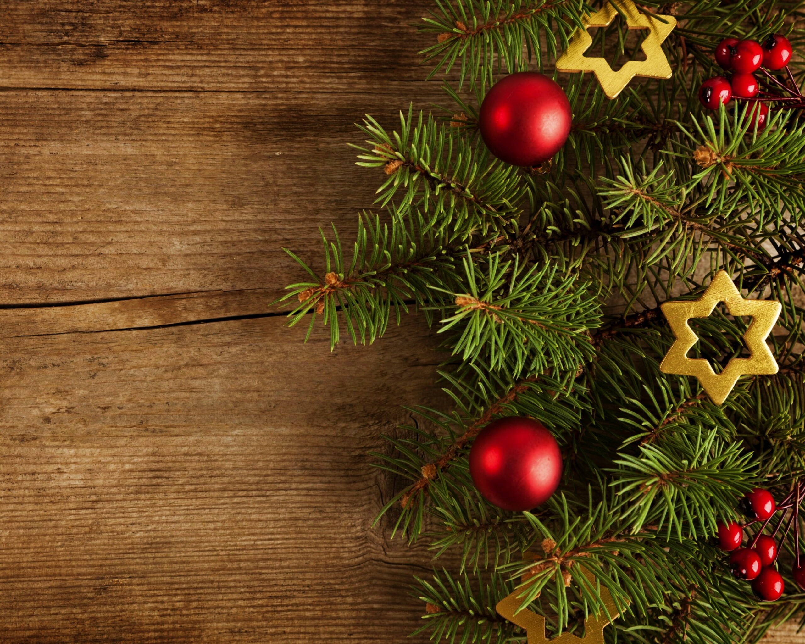 Новогодние игрушки на еловой ветке обои