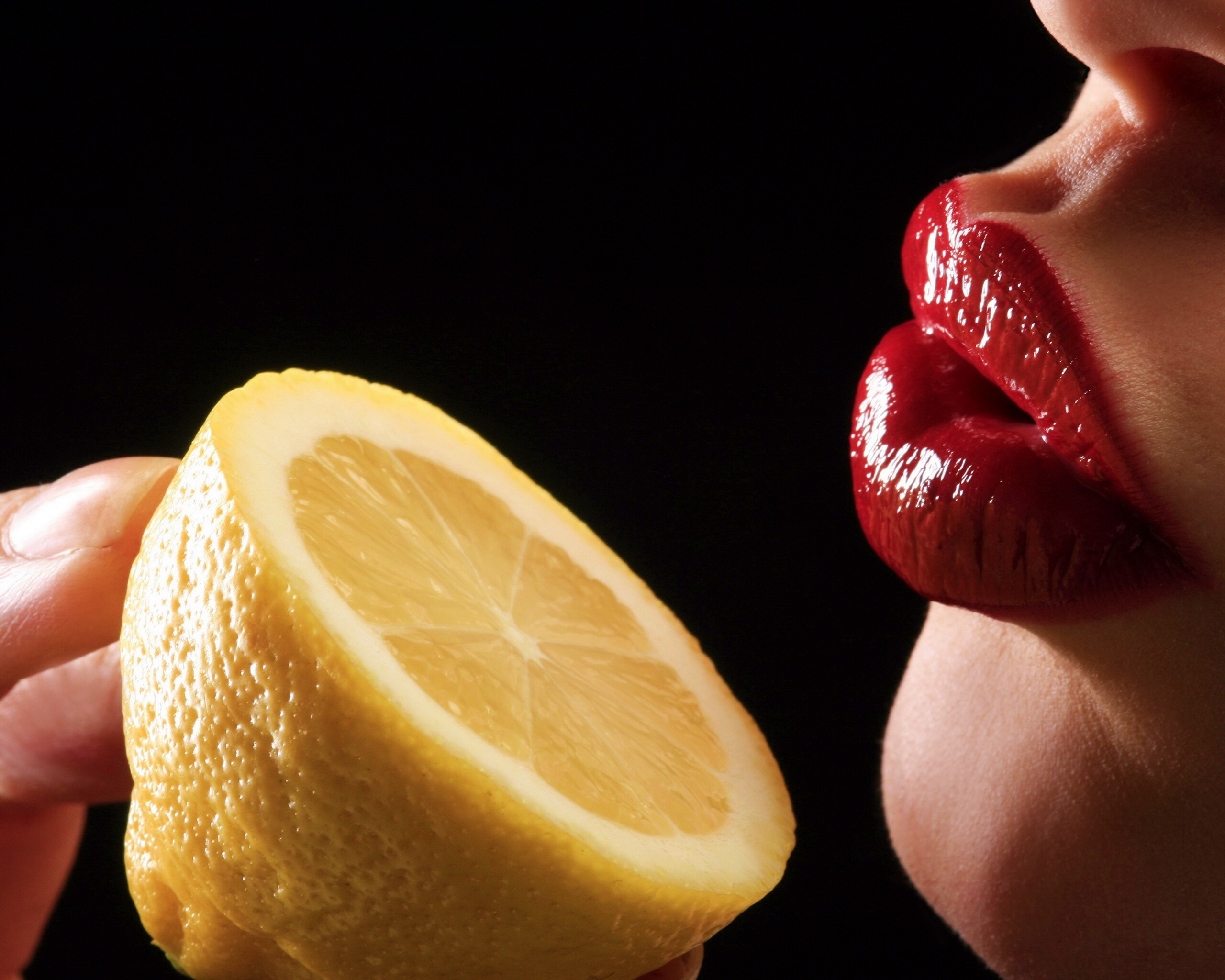 Лимон и губы обои