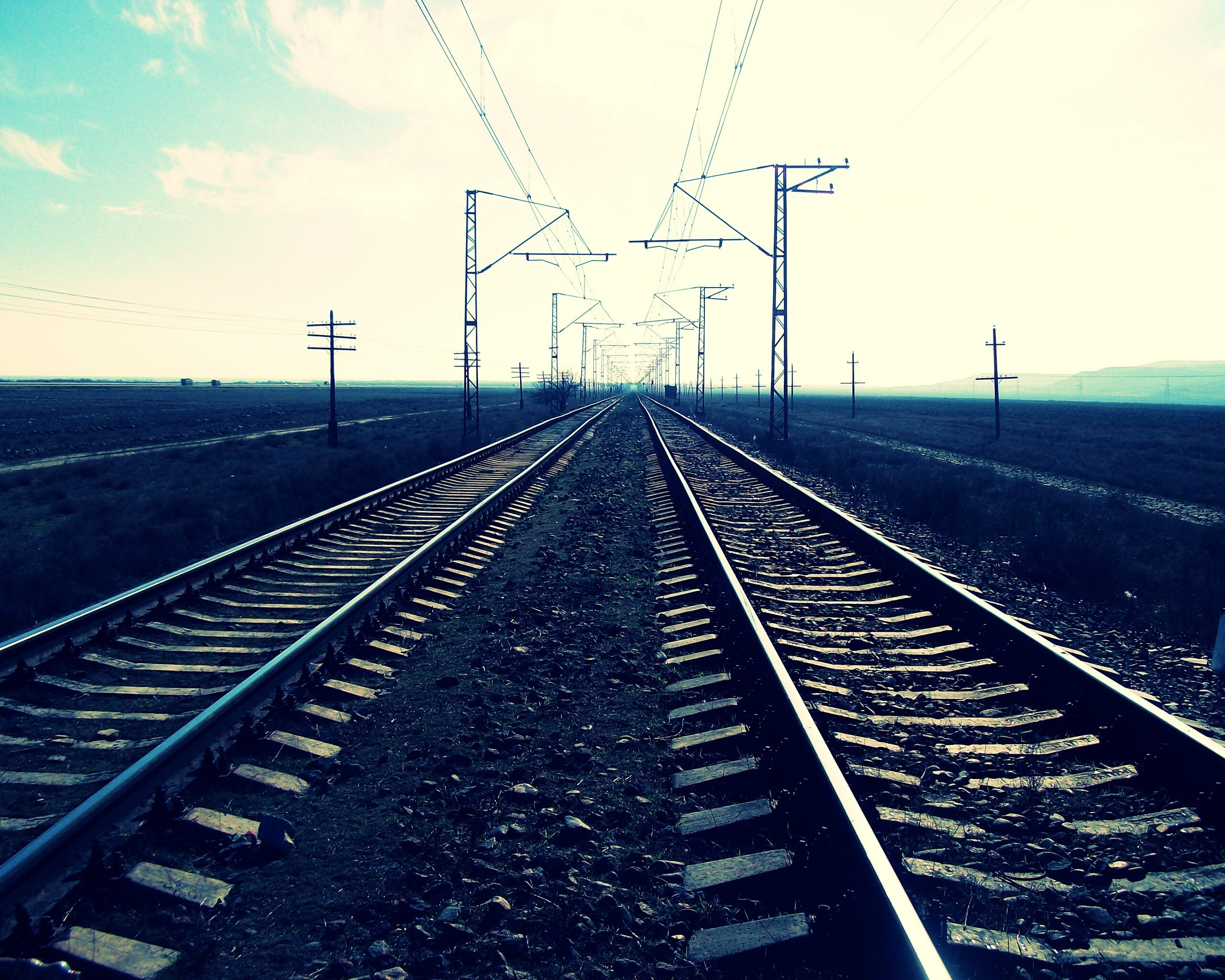 Железная дорога уходит вдаль обои
