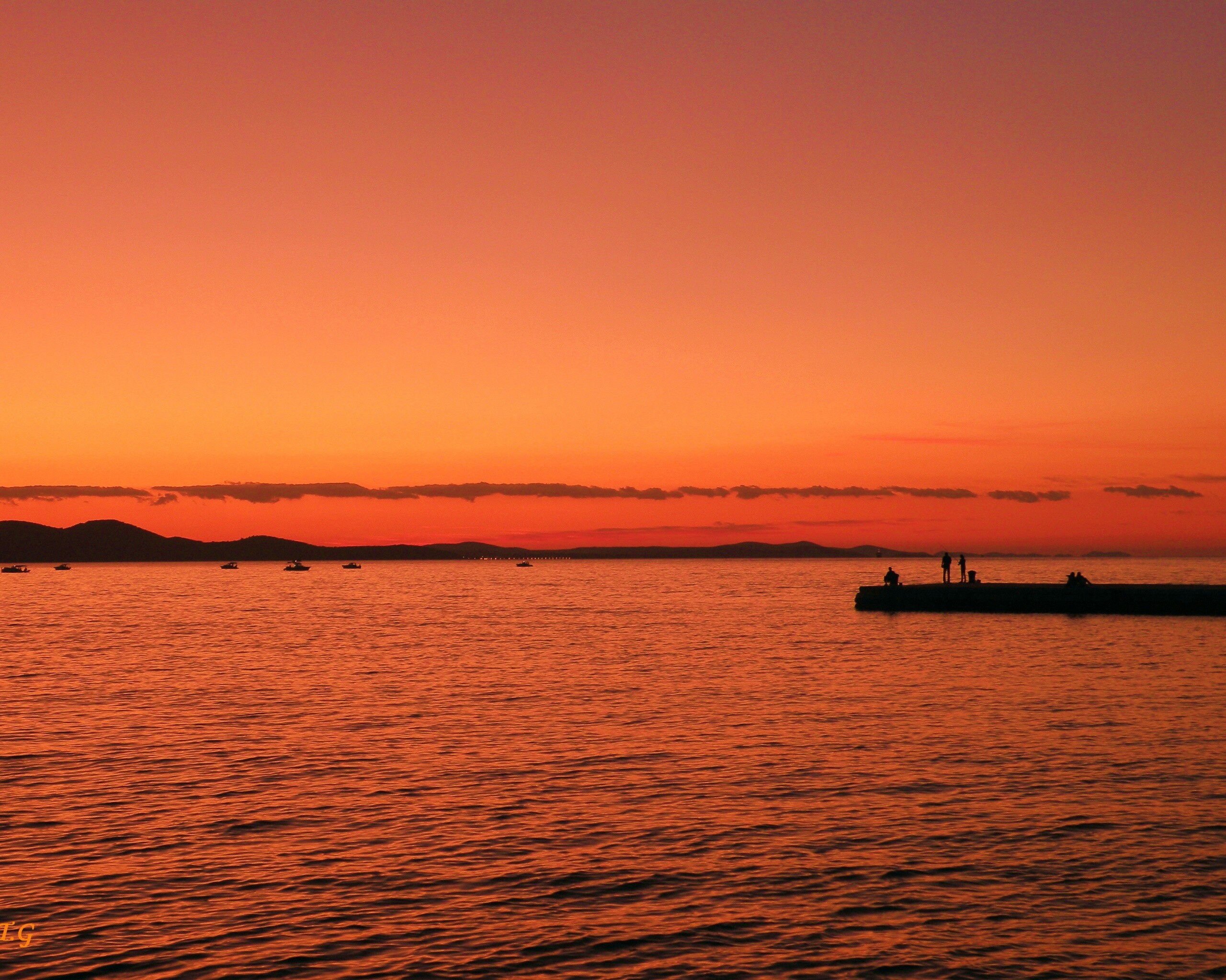 Одинокая пристань на озере обои