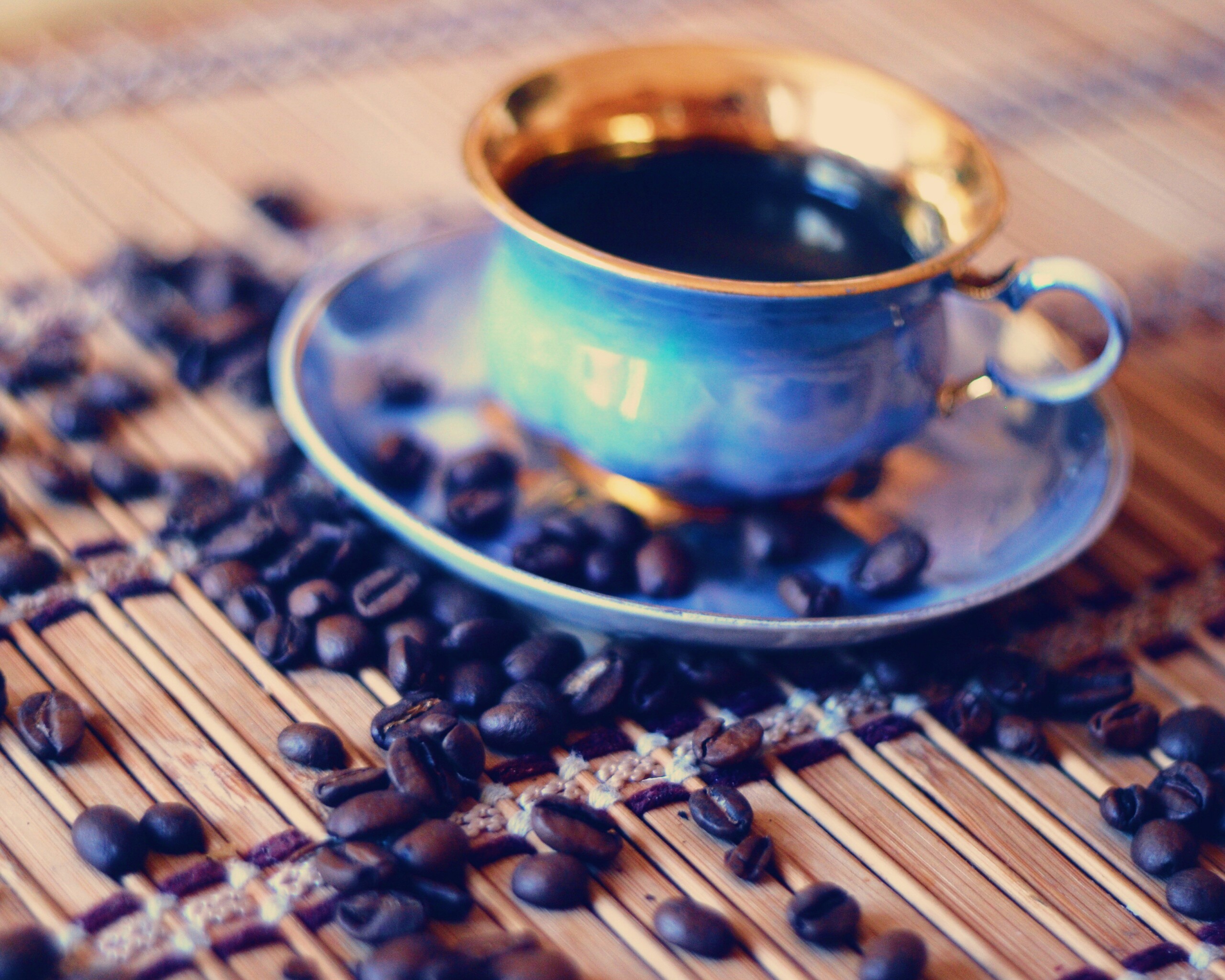 Чашка кофе и немного зерен обои