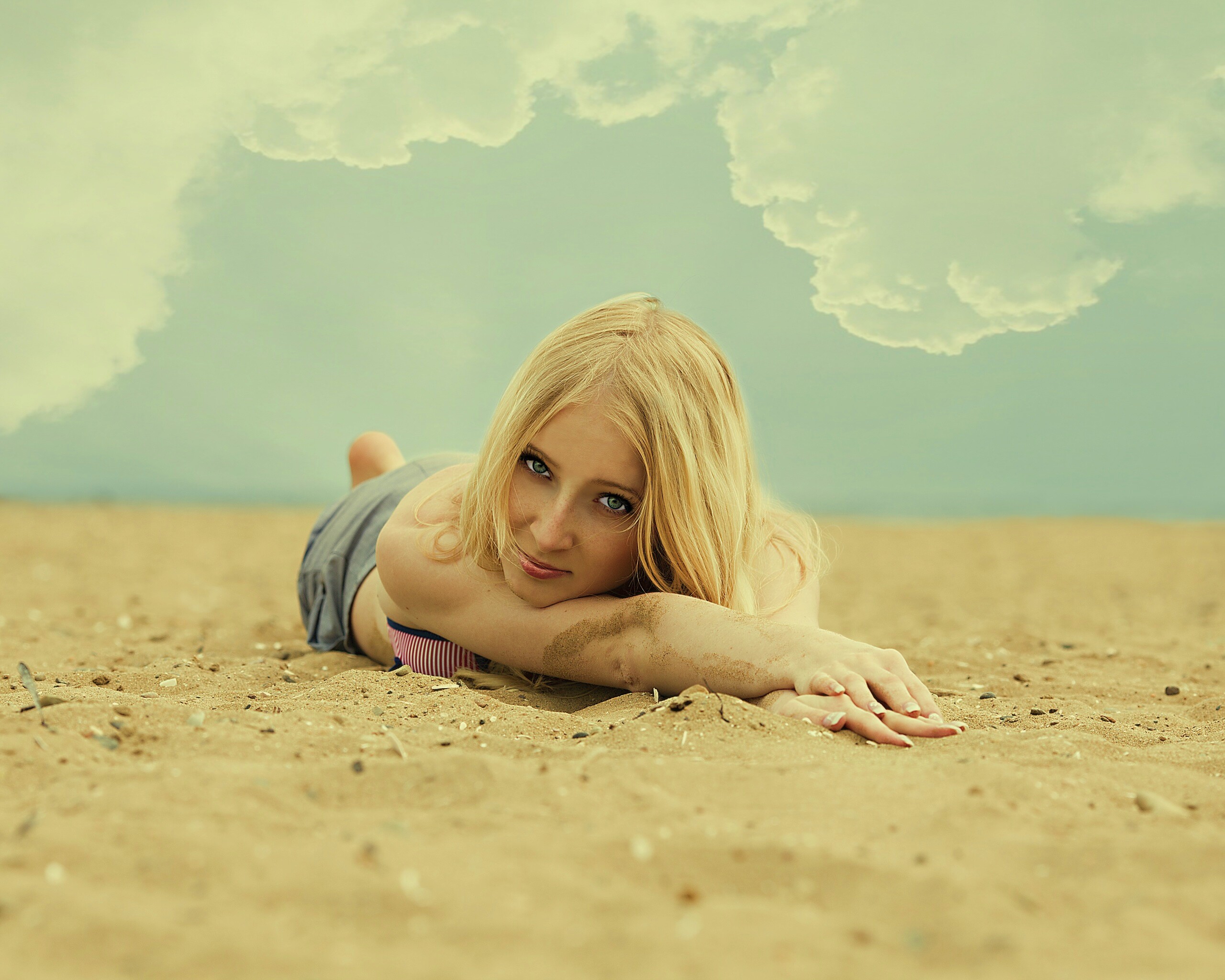 Девушка на песке обои
