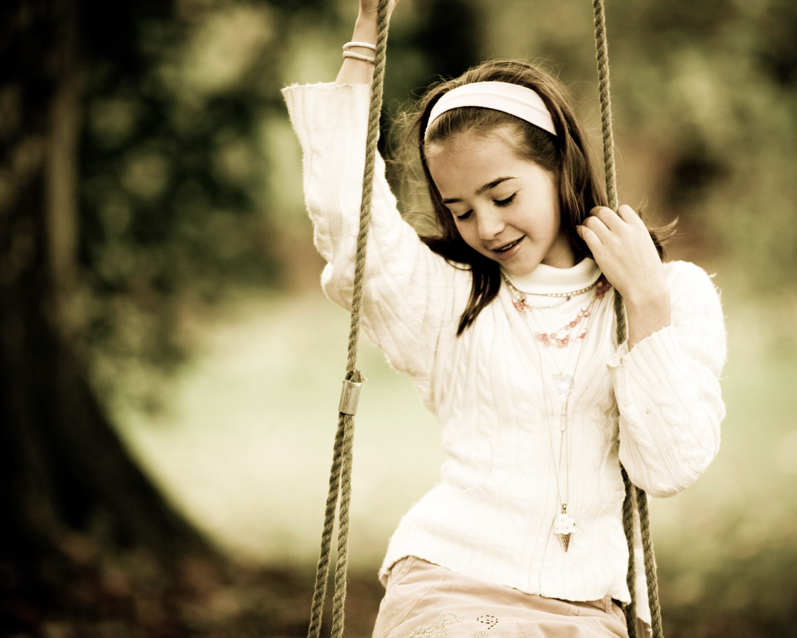 Девочка на качелях обои