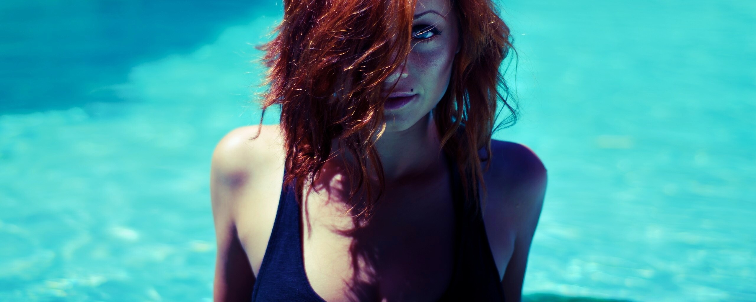 Девушка рядом с бассейном обои