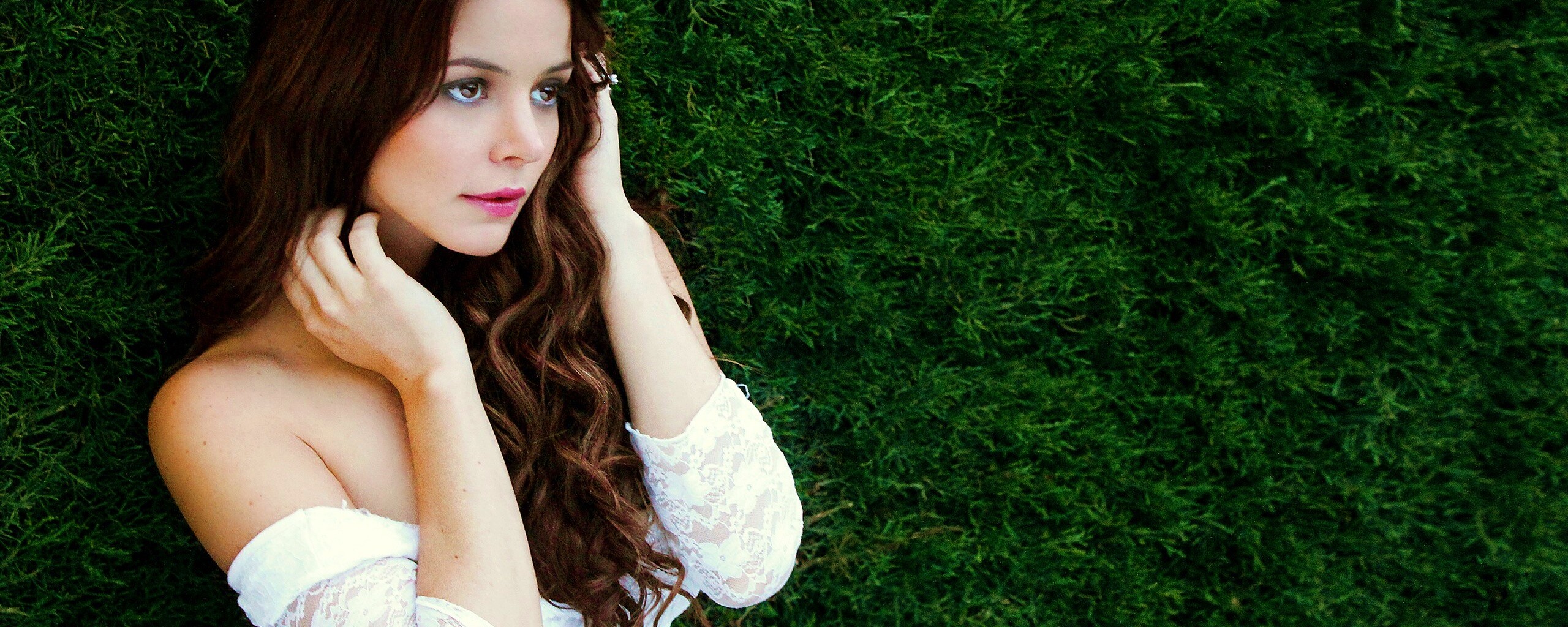 В белом платье обои