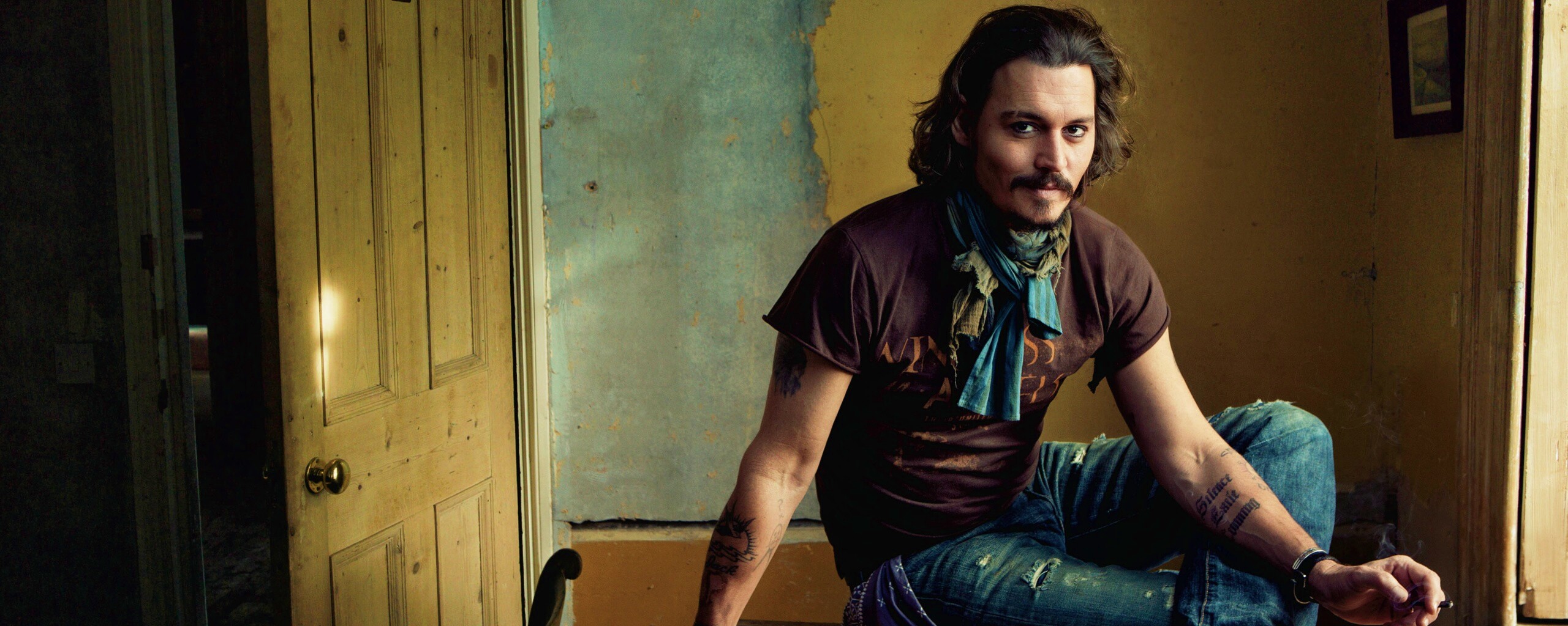 Джонни Депп на столе обои