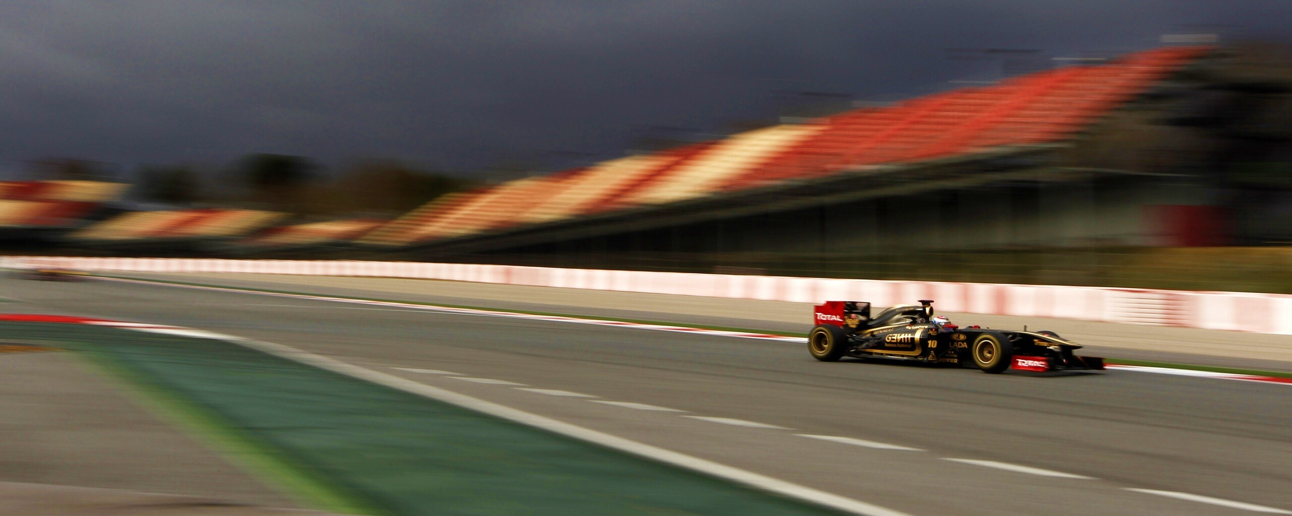 Болид на треке обои