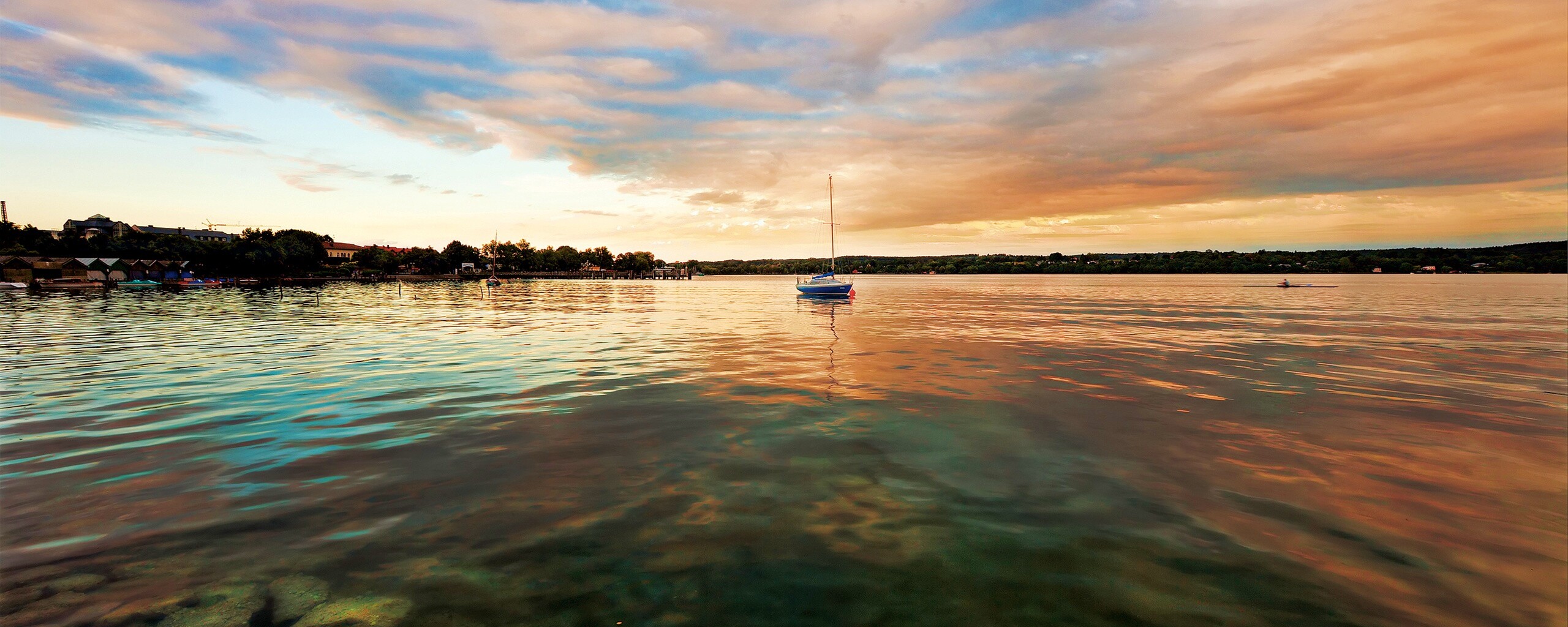 Яхта на озере обои