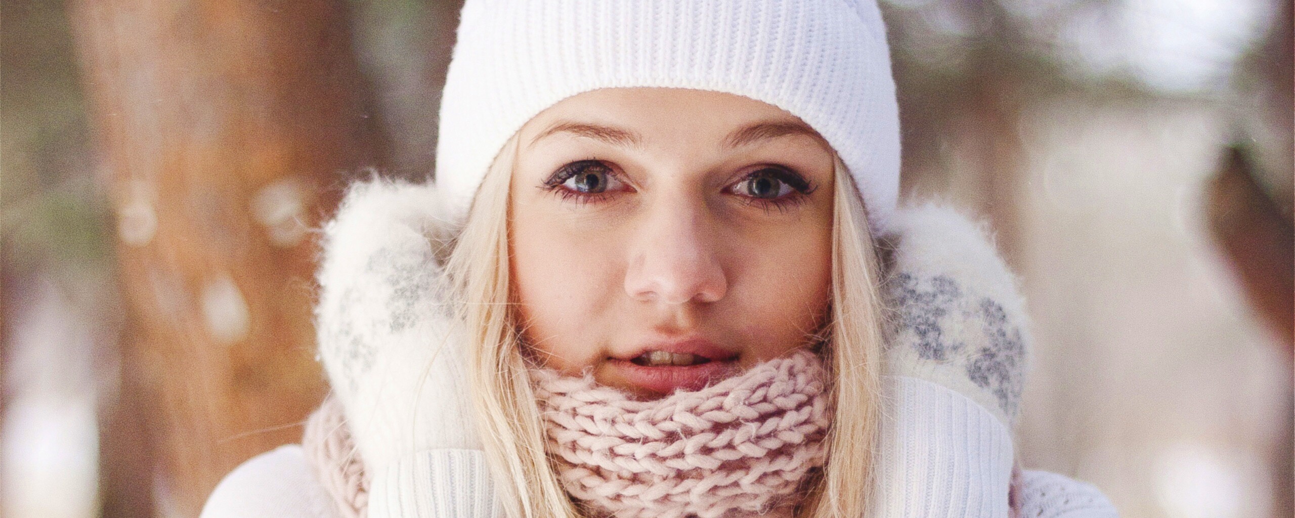 Девушка в белом в снежном лесу обои