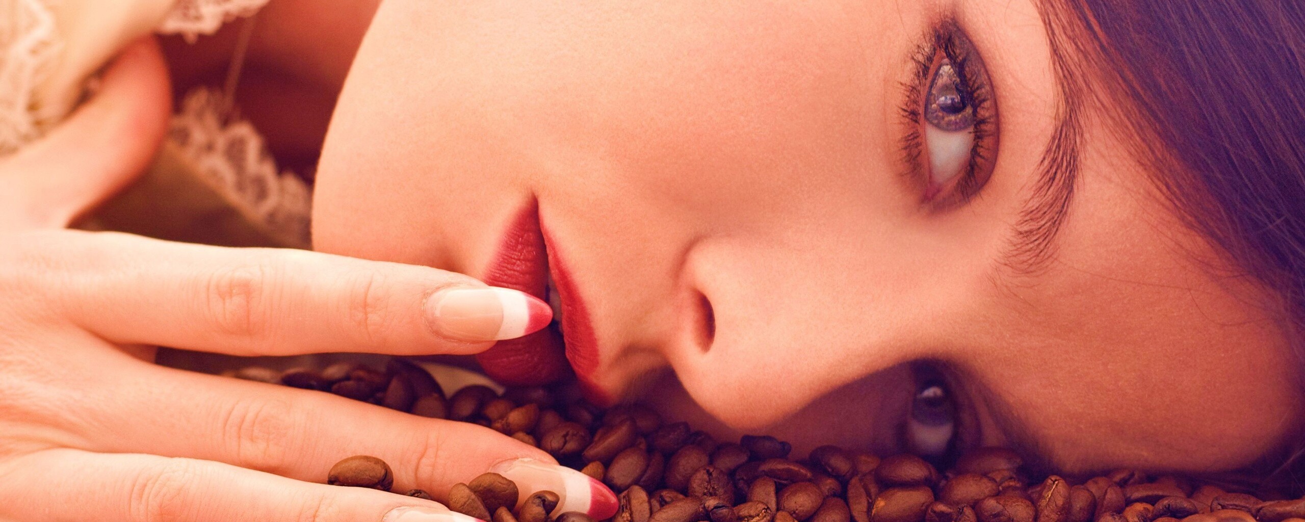 Соблазнительная девушка с кофейными зернами обои