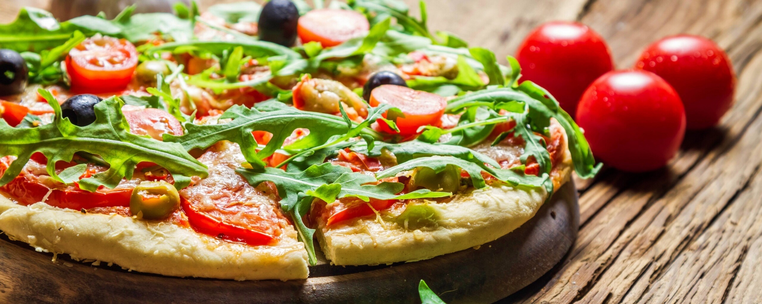 Свежая пицца с рукколой обои