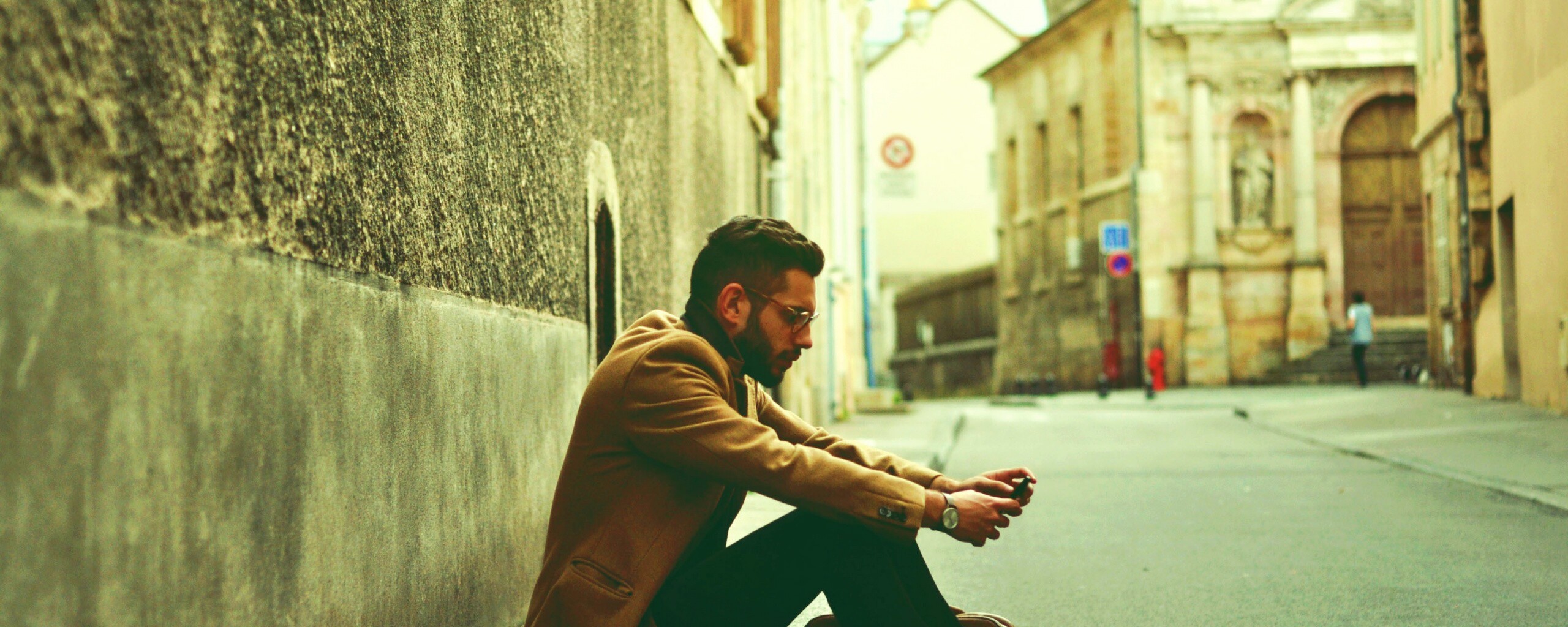 Хипстер с телефоном обои