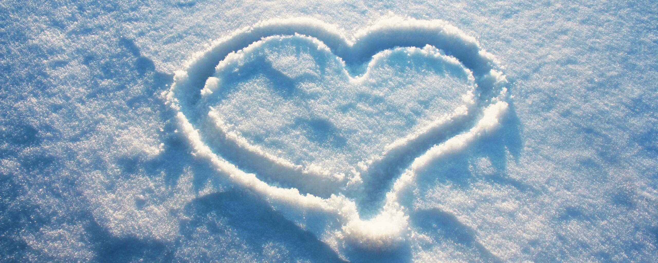 Сердечко на снегу обои