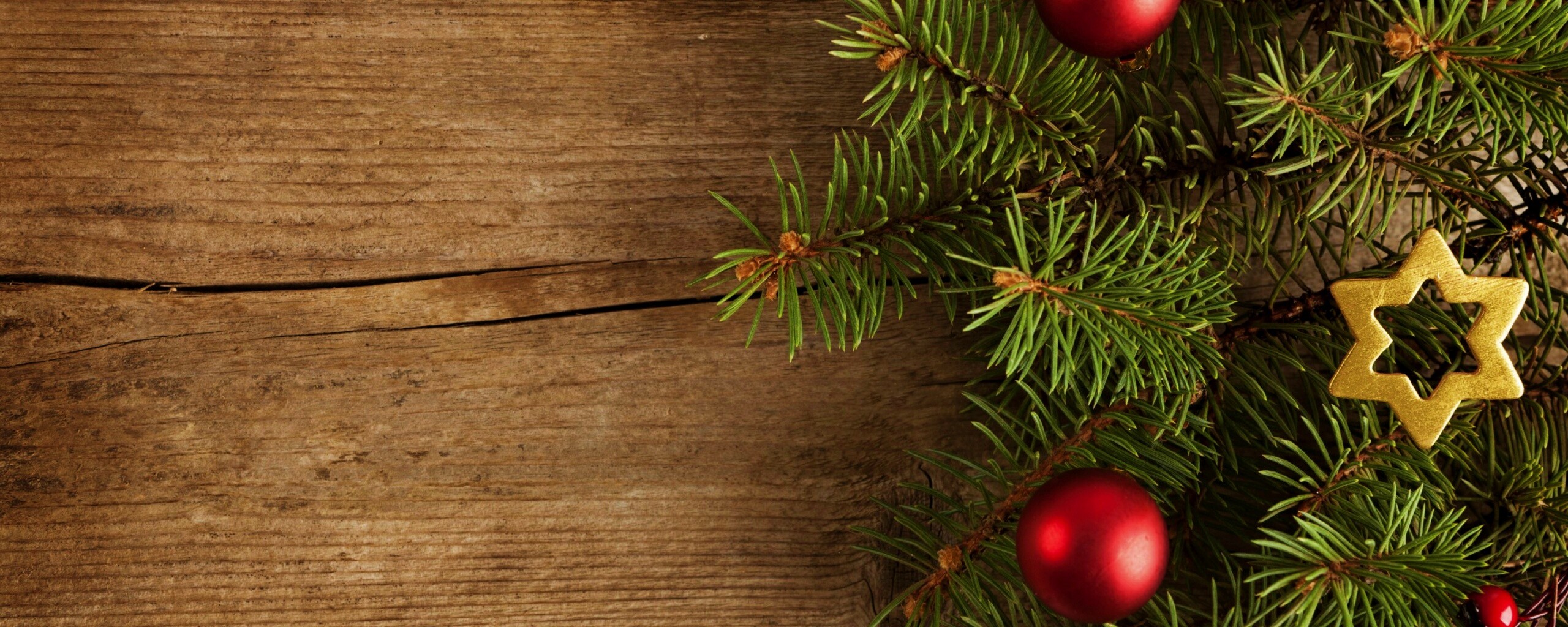 Новогодние игрушки на еловой ветке обои