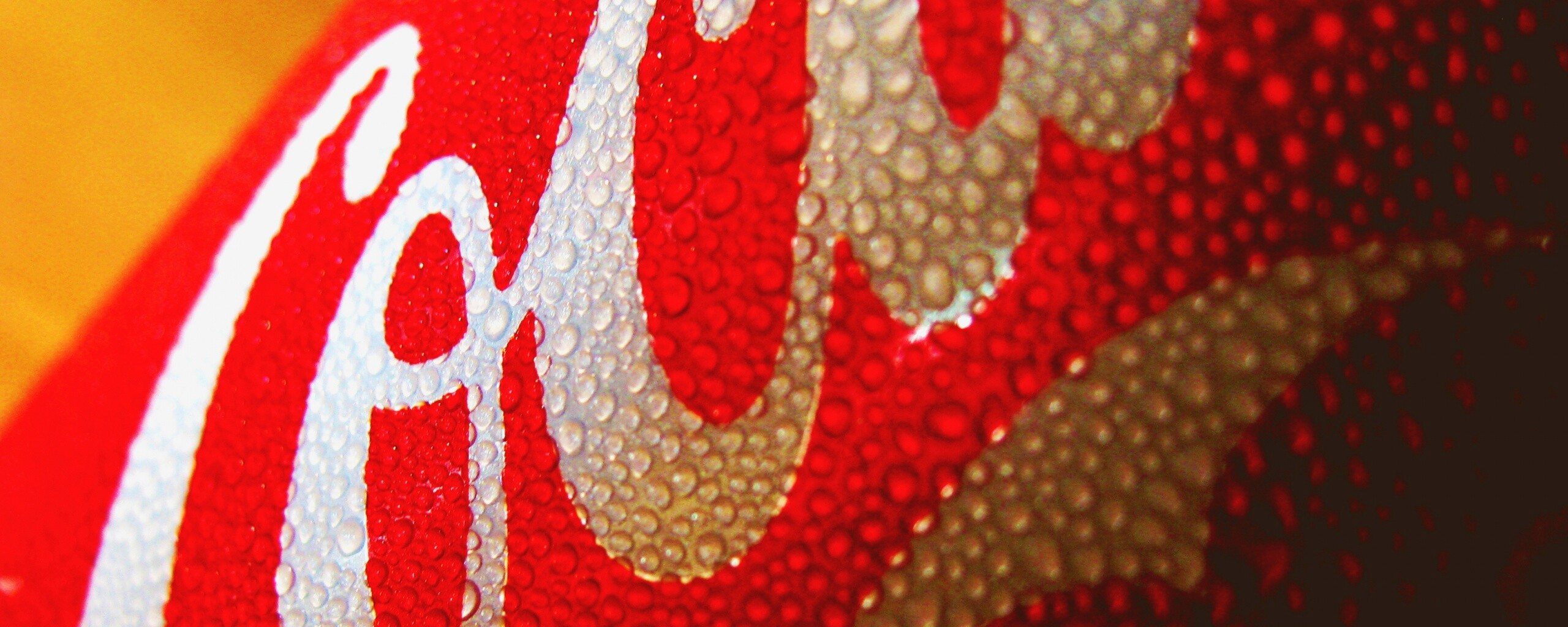 Запотевшая банка Кока-Колы обои