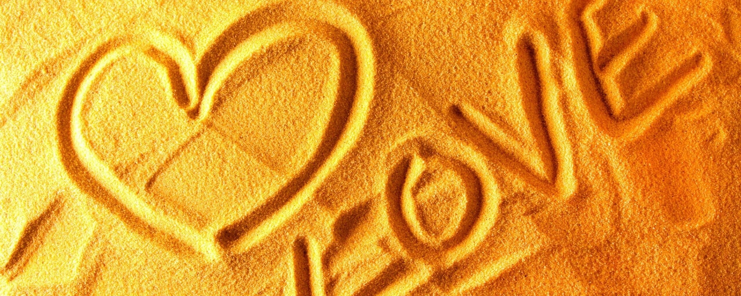 Любовь на песке обои