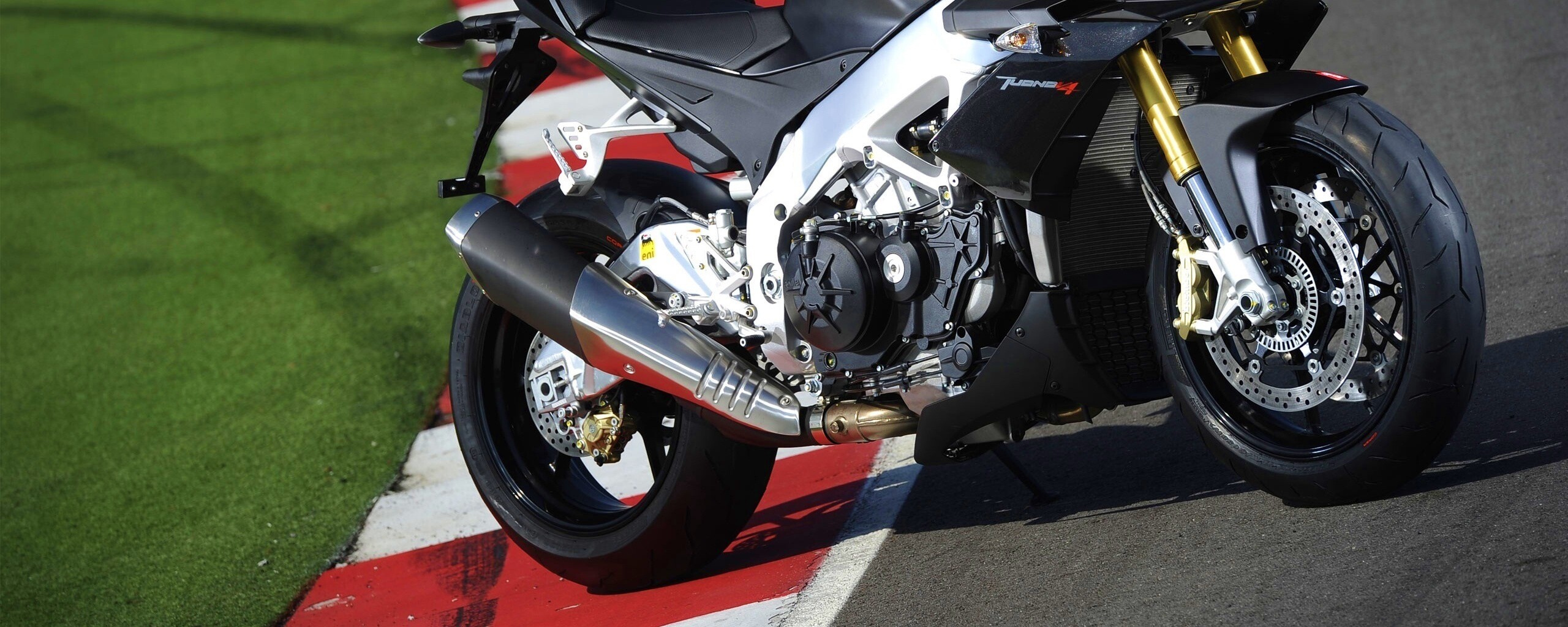 Спортивный мотоцикл Априлия на треке  обои